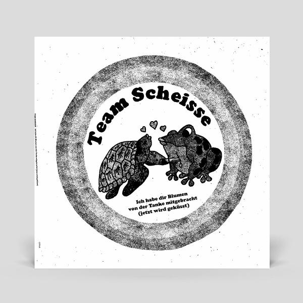 Ein Schwarz-Weiß-Cartoon zeigt eine Schildkröte und einen Frosch, die sich küssen, mit Herzen. Text sagt 'Team Scheisse' und ein deutscher Satz.