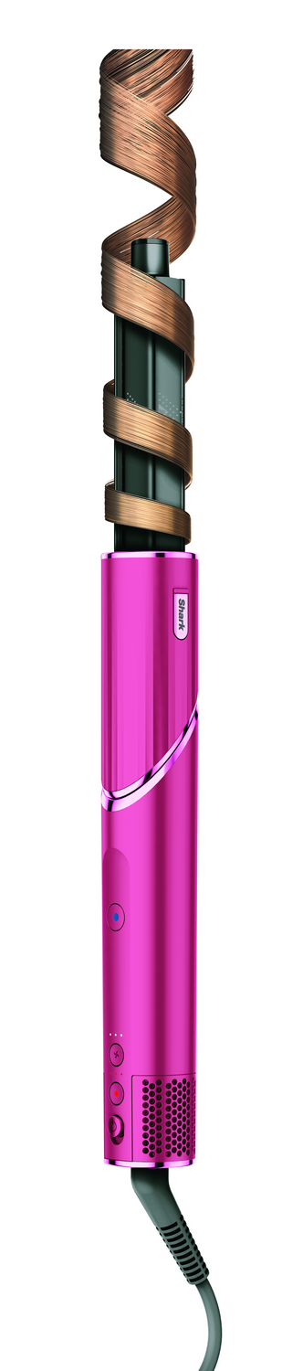 Un rizador de pelo rosa con cabello castaño envuelto. Tiene botones y un cable de alimentación.