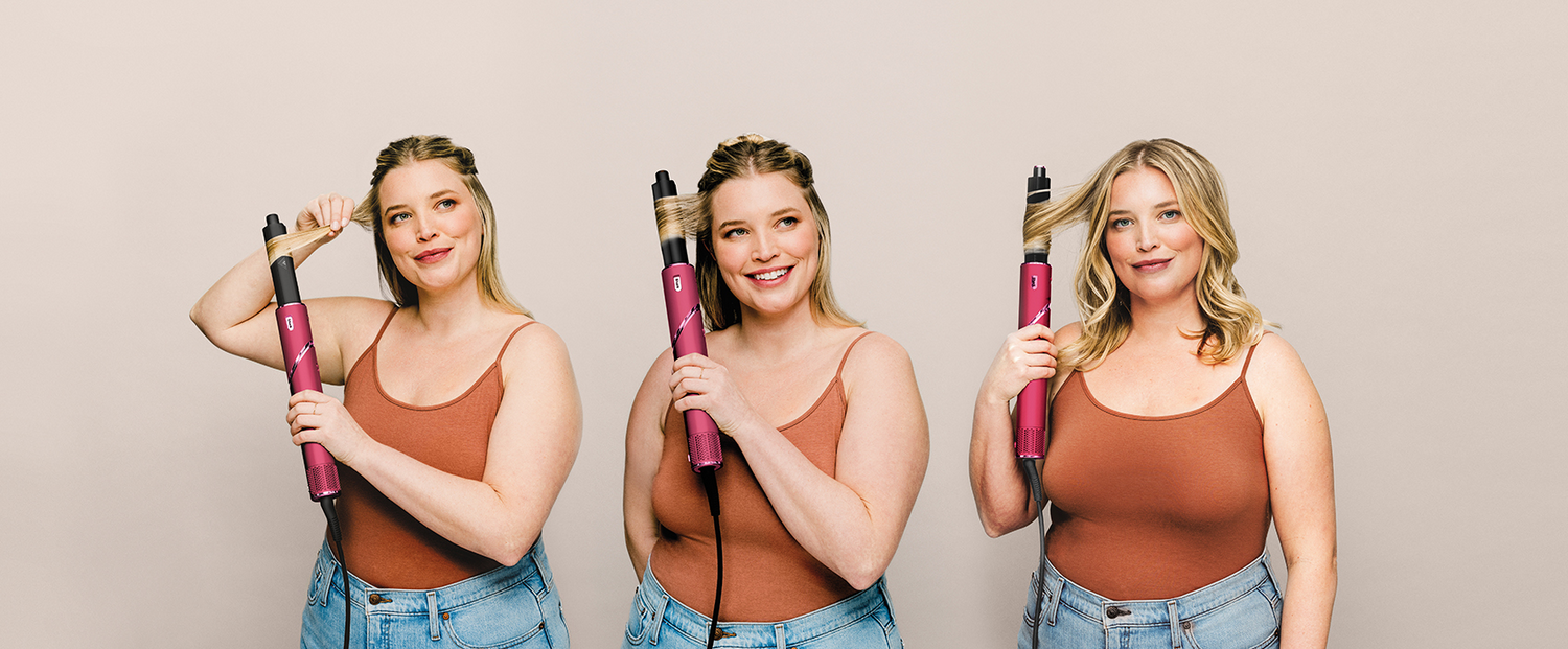 Tres imágenes muestran a una mujer usando un rizador rosa. Usa una camiseta sin mangas marrón y jeans, con cabello rubio.