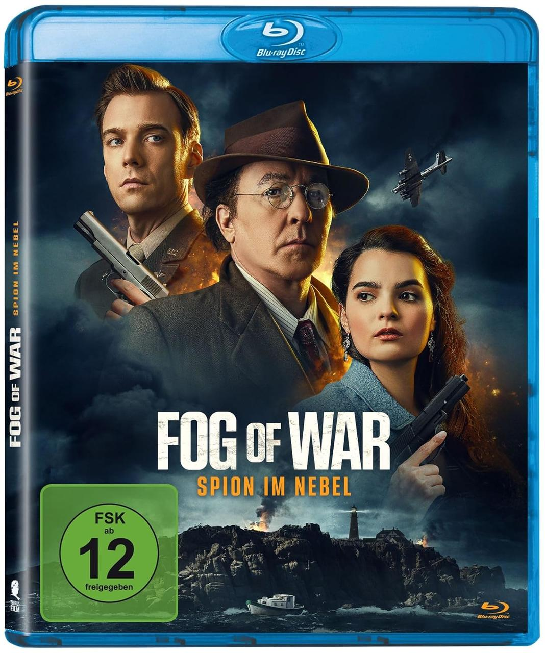 Blu-ray-Cover: Drei Personen mit Waffen, Titel 'Fog of War'. Ein Leuchtturm und ein Boot im Hintergrund. Bewertung: 12.