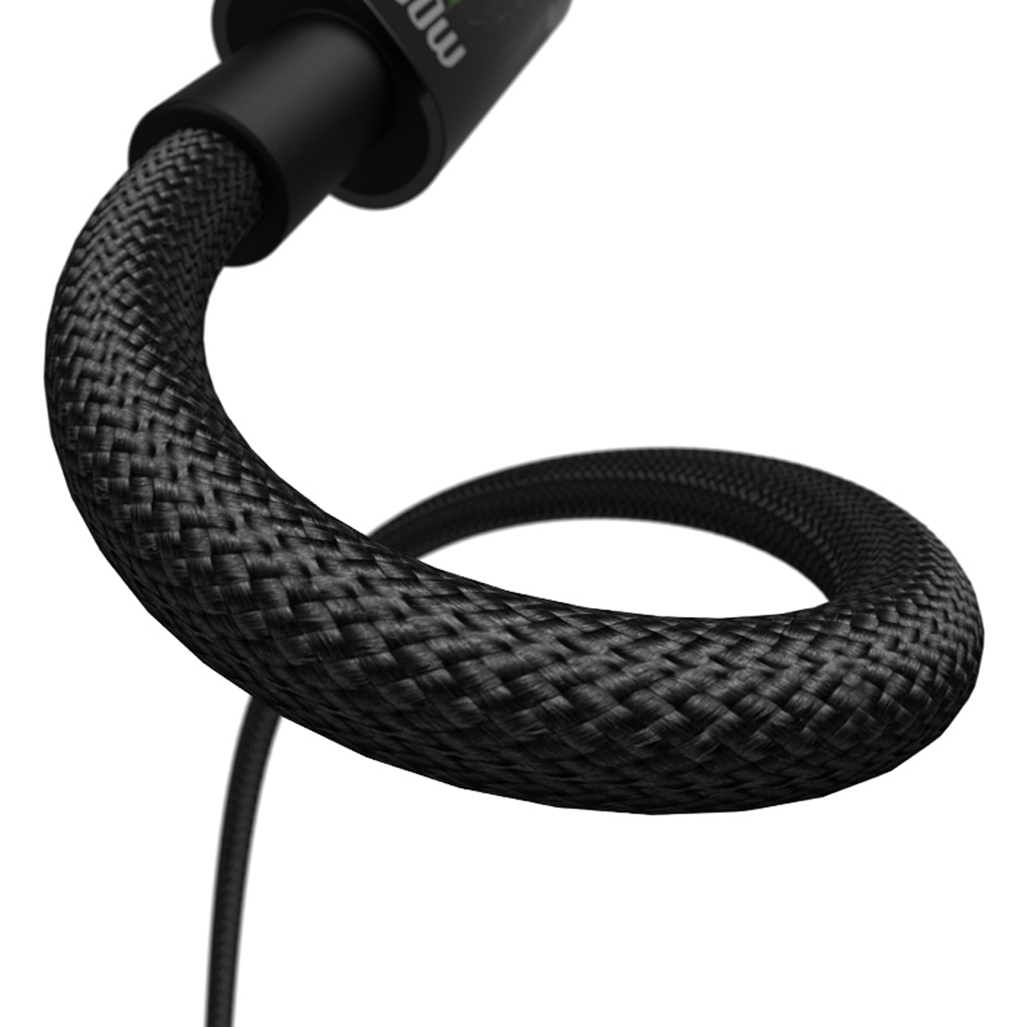 Primer plano de un cable de carga trenzado negro, curvado en espiral. Un conector negro en la parte superior, fondo blanco.