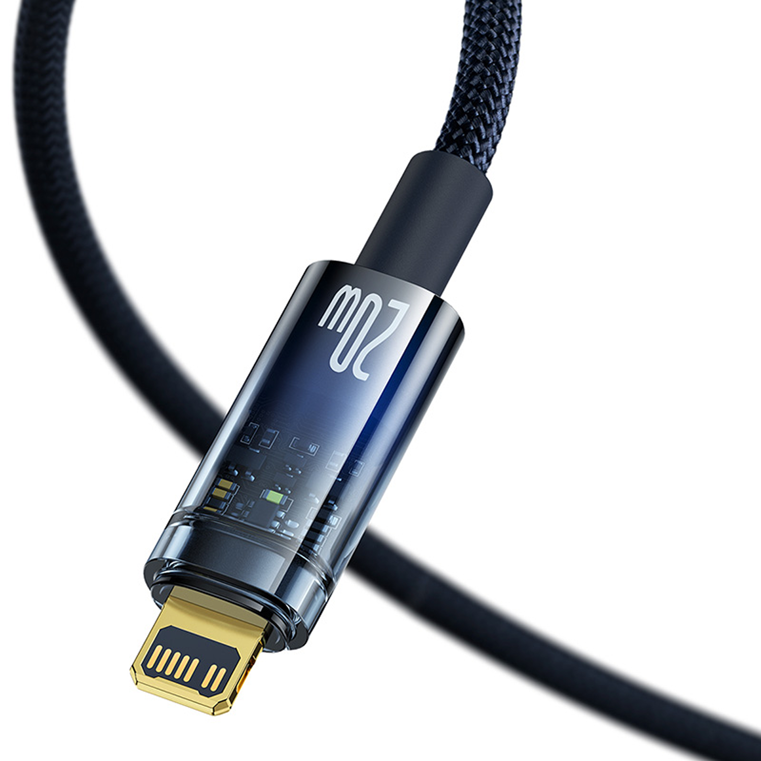 Primer plano de un cable de carga. El cable es negro y trenzado. El conector es dorado y transparente.