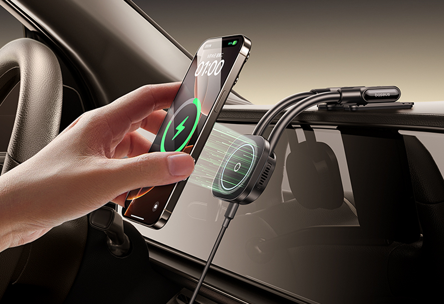 Una mano sostiene un teléfono en un coche, cargando de forma inalámbrica. El teléfono muestra un símbolo de carga verde. El cargador está montado en el salpicadero.