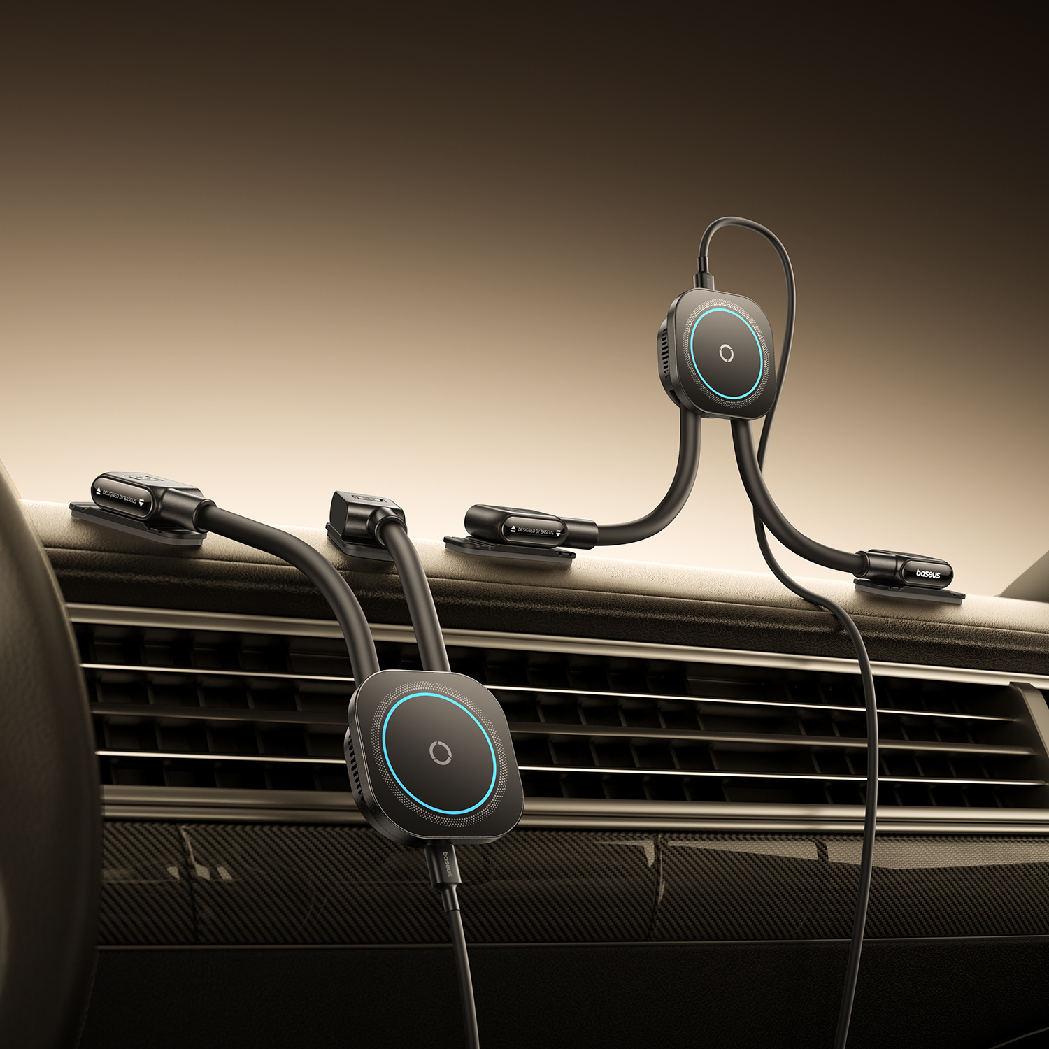 Accesorios negros para la ventilación del coche. Dos dispositivos cuadrados con luces azules y cables. Marca Baseus visible.