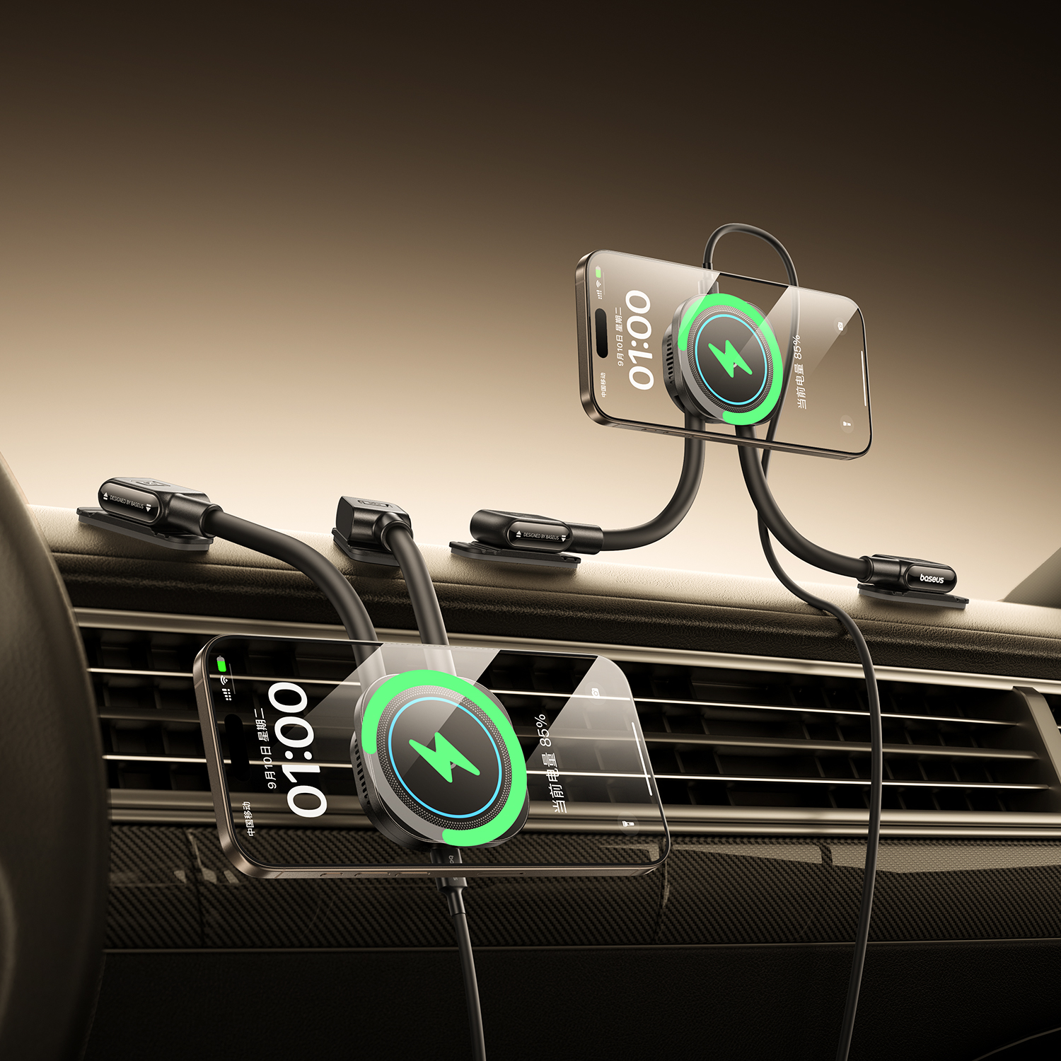 Dos teléfonos cargando en un coche. Cada teléfono muestra la hora y el porcentaje de batería. Cables y soportes negros visibles.