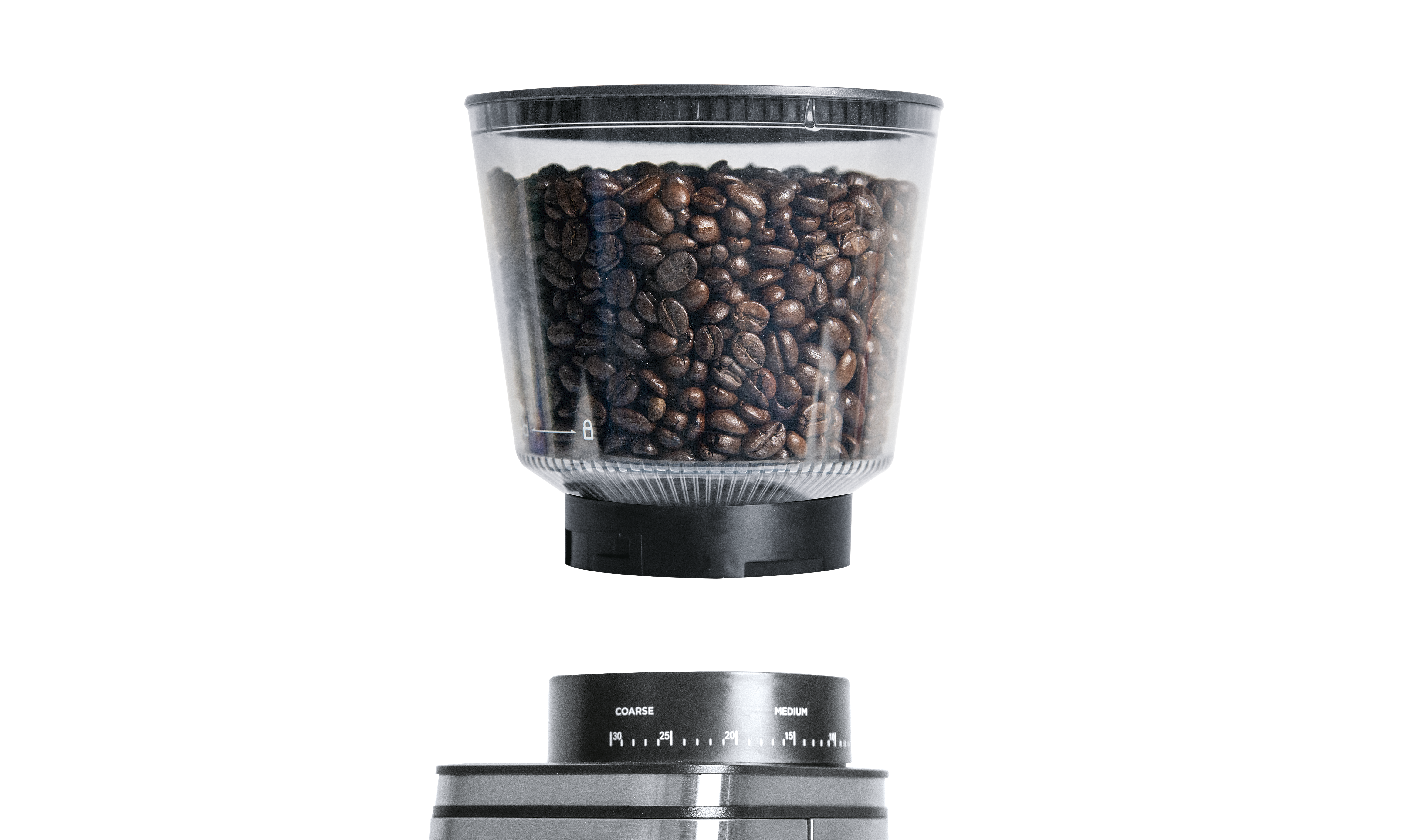 Kaffeemühle mit einem transparenten Behälter voller brauner Kaffeebohnen und einer schwarzen Basis. Das Einstellrad zeigt den Mahlgrad.