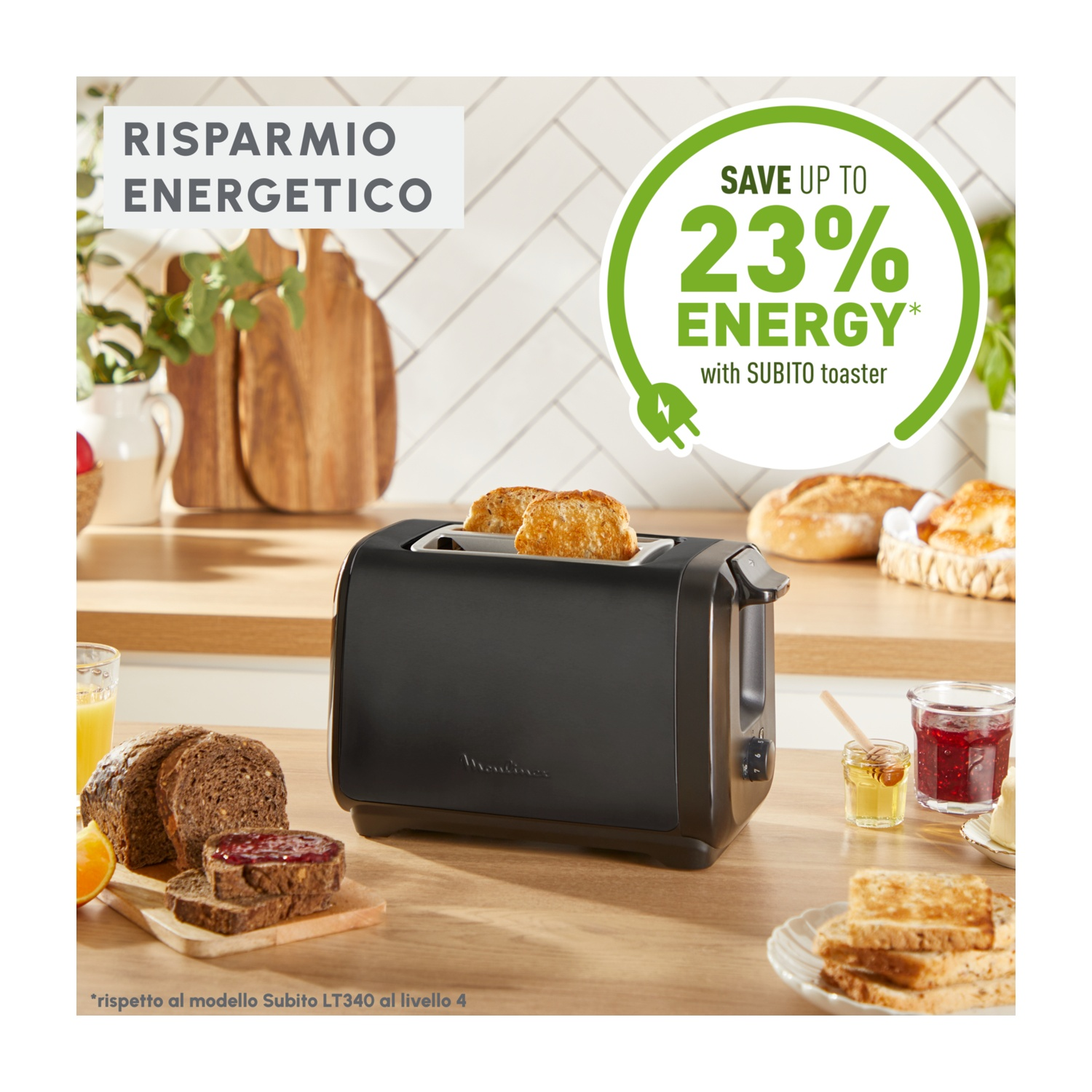 Un tostapane nero con pane tostato all'interno. Ci sono pane, marmellata e succo su un tavolo di legno. Testo di risparmio energetico visibile.