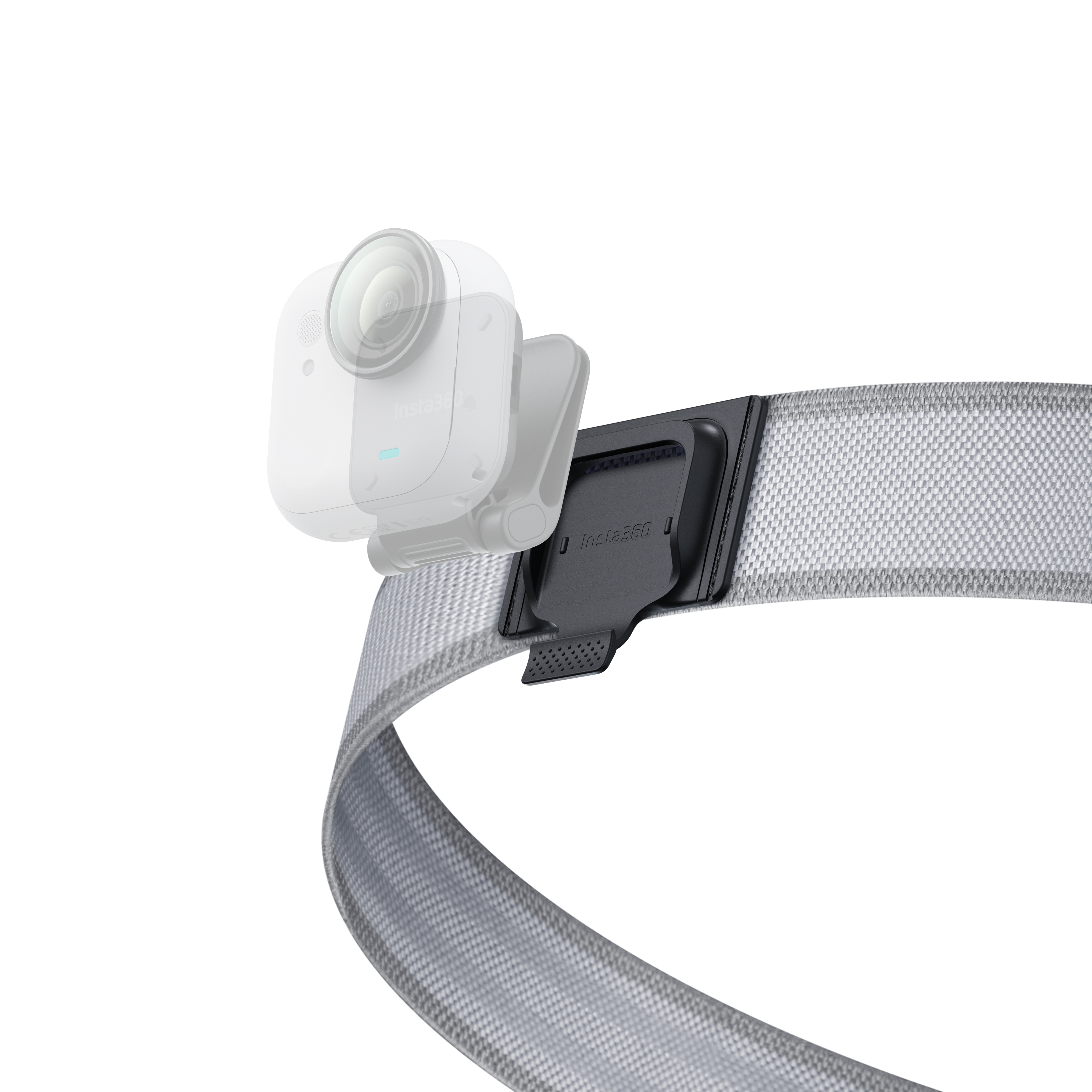 Eine weiße Insta360-Kamera ist an einem grauen Gurt befestigt. Der Gurt ist in der Mitte schwarz.
