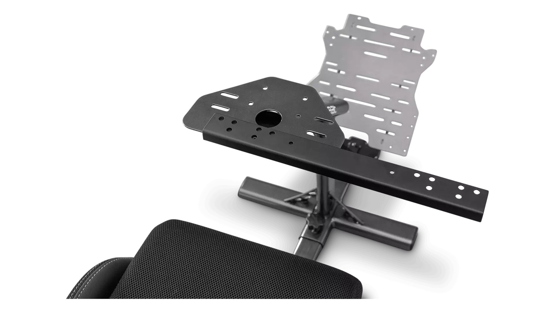 Marco y asiento de cabina de juego de metal negro con asiento de malla. El marco tiene múltiples puntos de montaje.
