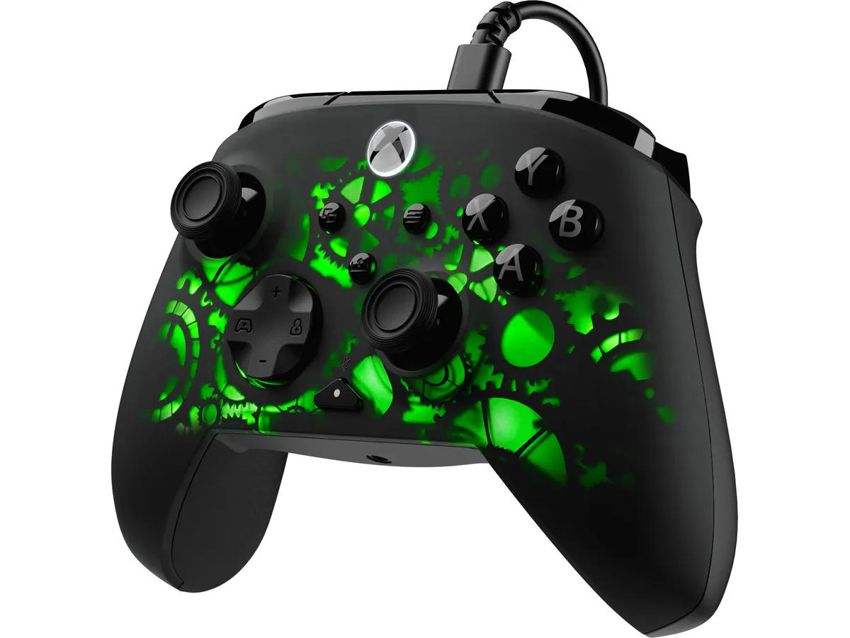 Controlador Xbox negro con diseño verde brillante. Cuenta con botones, joysticks y conexión con cable para jugar.