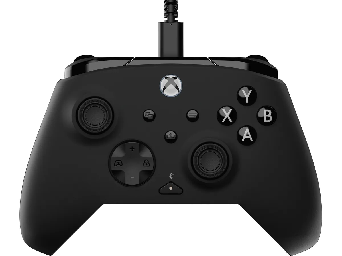 Mando Xbox negro con botones, joysticks y cable USB. El mando tiene el logotipo de Xbox y botones con letras.