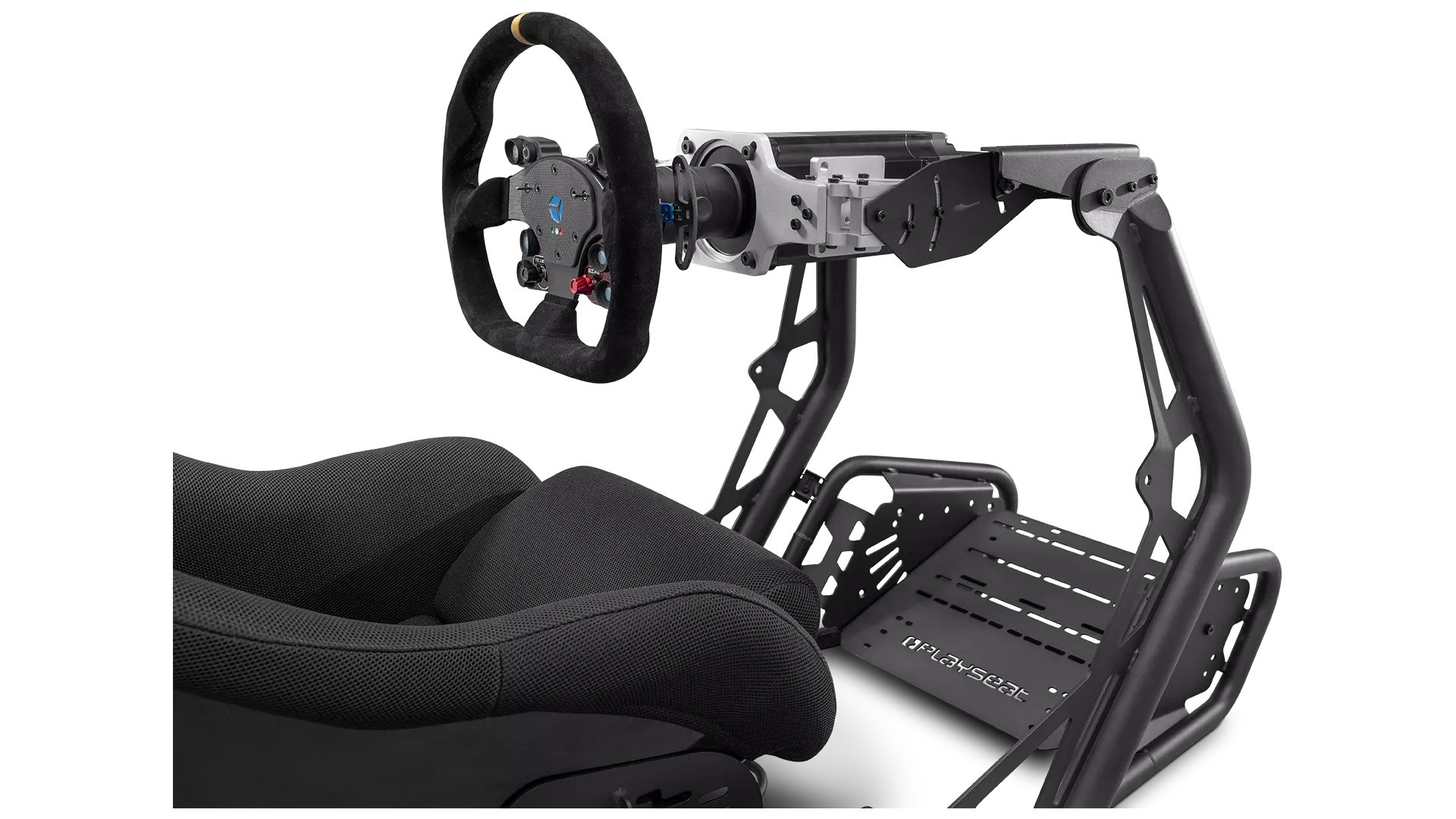 Simulador de carreras con asiento negro, volante y estructura metálica, sobre fondo blanco.