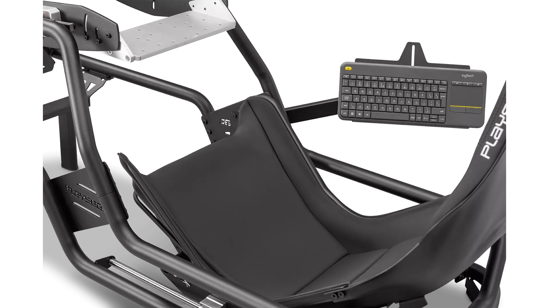 Silla gaming con teclado. Silla negra con teclado. Teclado gris con acentos amarillos.