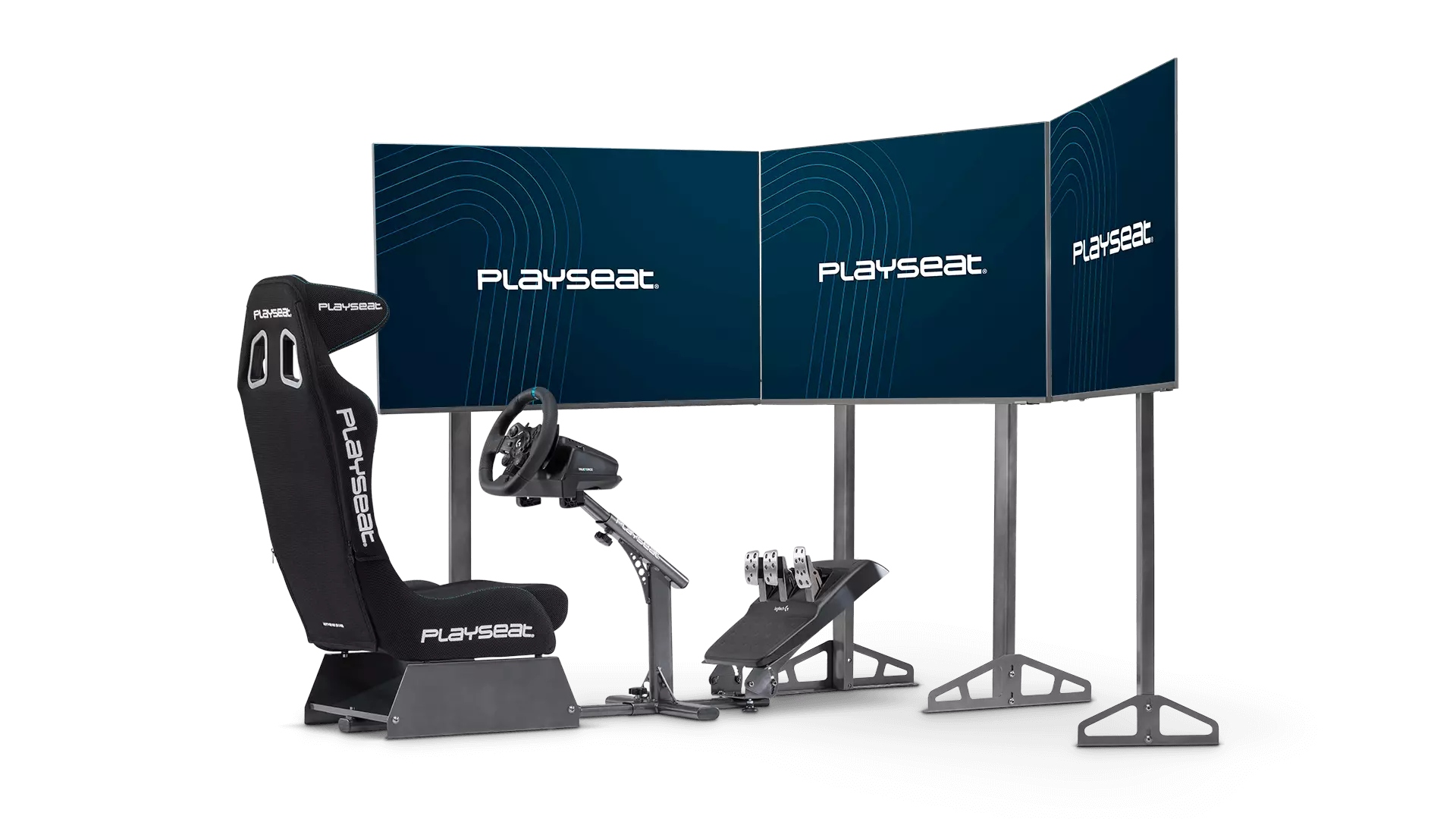 Una configuración de simulador de carreras con asiento, volante, pedales y tres pantallas curvas, todo sobre fondo blanco.