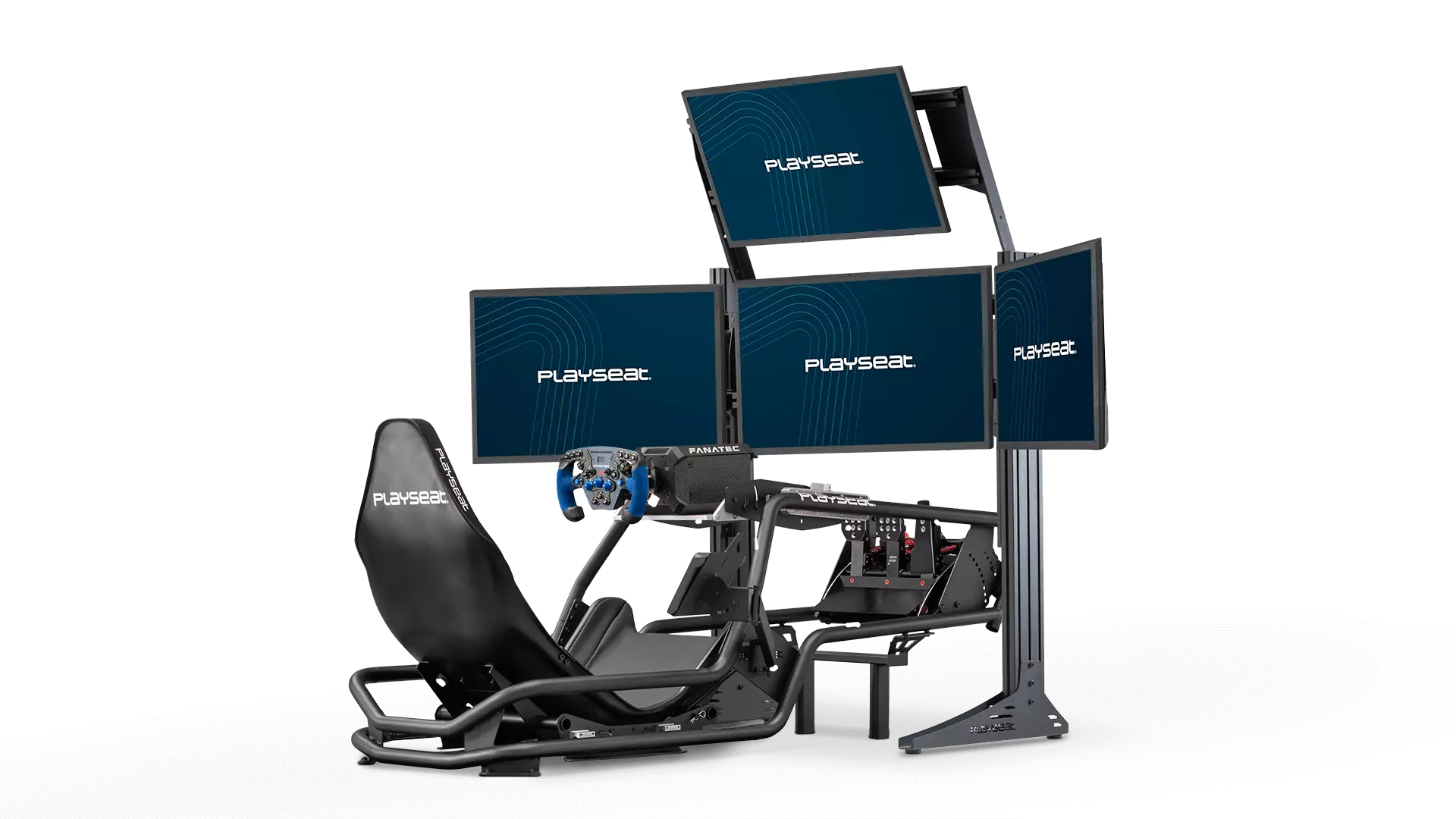 Una configuración de simulador de carreras con asiento negro, volante, pedales y múltiples pantallas con el logo Playseat.