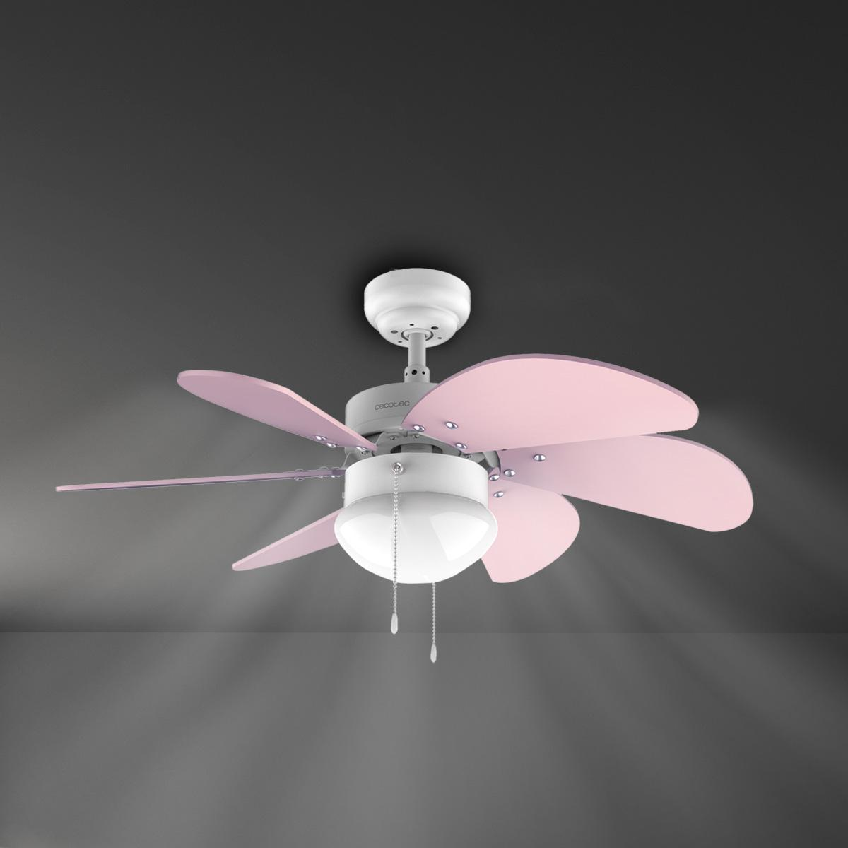 Un ventilador de techo blanco y rosa con seis aspas está centrado sobre un fondo gris. El ventilador tiene una luz y cadenas.
