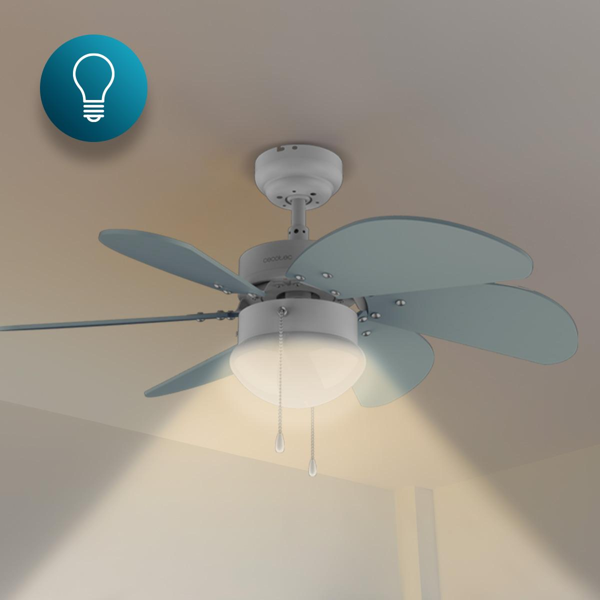Un ventilador de techo con aspas azules y una lámpara, iluminada. Un icono de una bombilla está en la esquina superior izquierda.