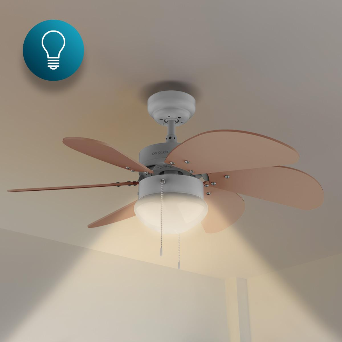 Un ventilador de techo con aspas de madera y una lámpara. Un icono de bombilla en la esquina superior izquierda. El ventilador está en un techo blanco.