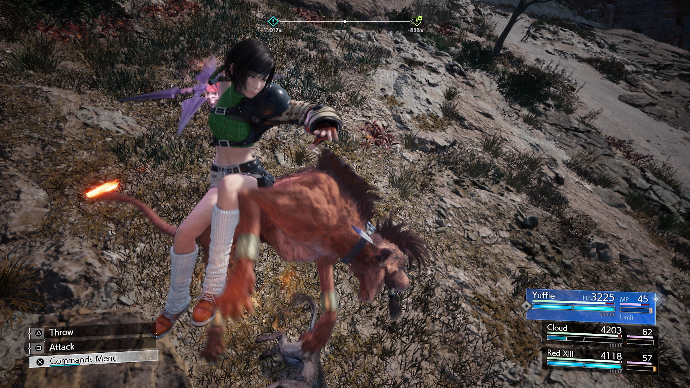 Yuffie cavalca una bestia rossa in una scena di gioco. Brandisce un'arma viola. Lo sfondo è un terreno roccioso con vegetazione.