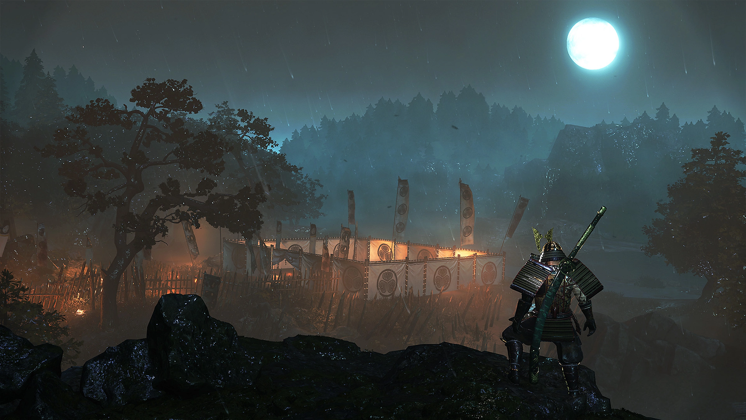 Ein Samurai steht auf einem Felsen und blickt auf eine beleuchtete Festung im Regen. Ein Vollmond leuchtet am Himmel, im Hintergrund ein Wald.