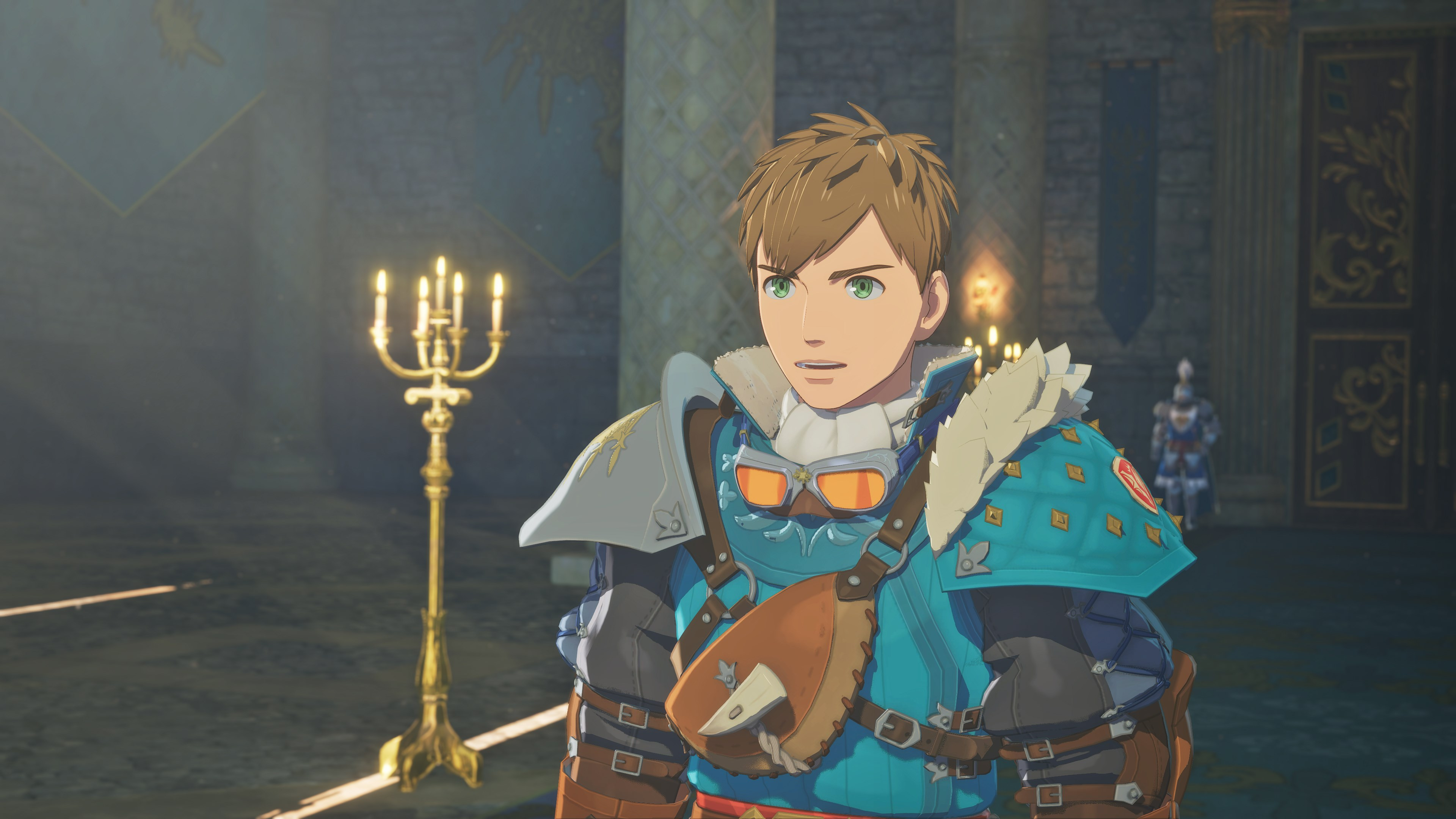 Un uomo con i capelli castani in un abito blu e marrone si trova in una stanza con un candelabro dorato.