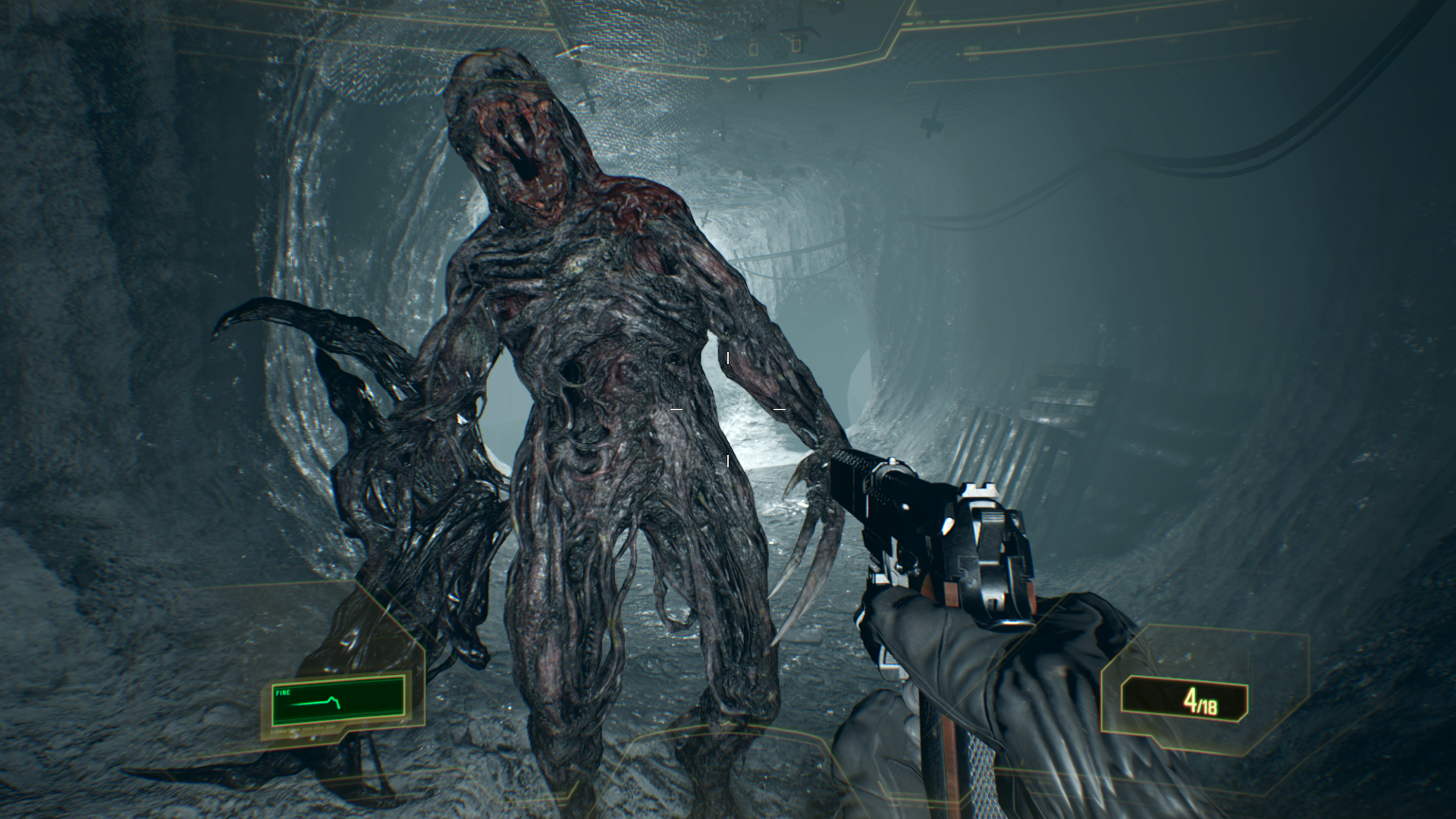 Ego-Perspektive eines Spielers, der eine Waffe auf ein groteskes Monster in einer dunklen, höhlenartigen Umgebung richtet.