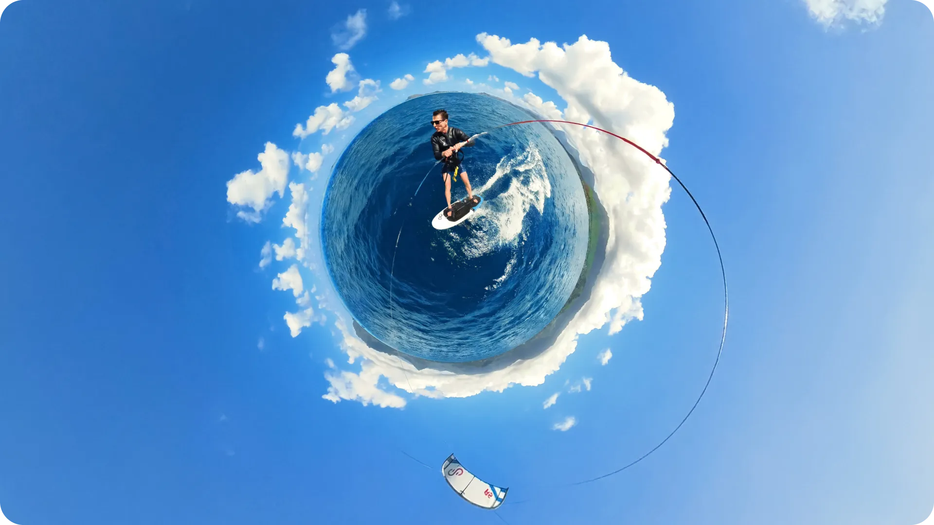 Ein Mann kitet auf blauem Wasser, verbunden mit einem Kite am Himmel, umgeben von Wolken und einem hellblauen Himmel.
