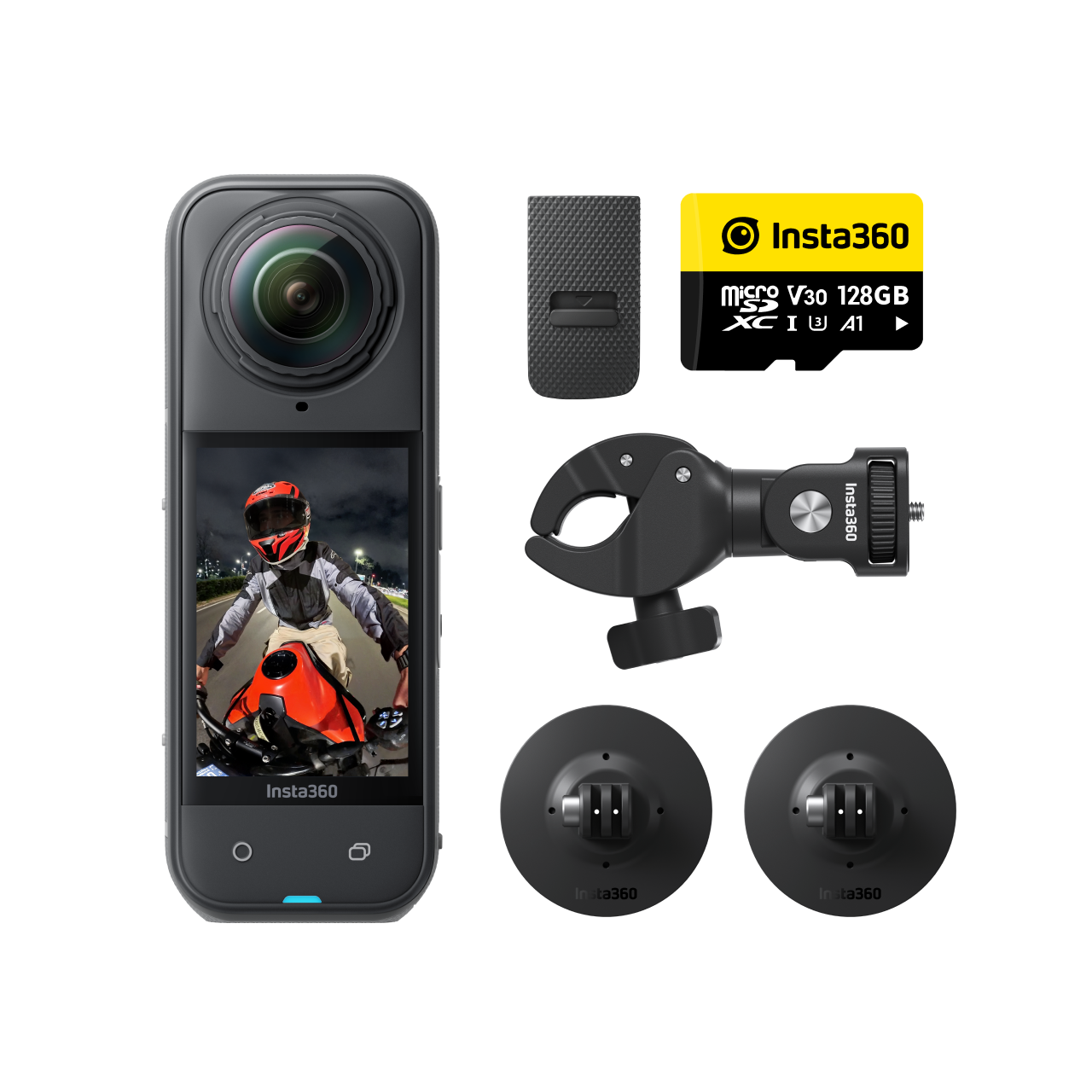 Insta360-Kamera, SD-Karte und Zubehör. Der Kamerabildschirm zeigt einen Biker auf einem roten Motorrad. Schwarzer Hintergrund.
