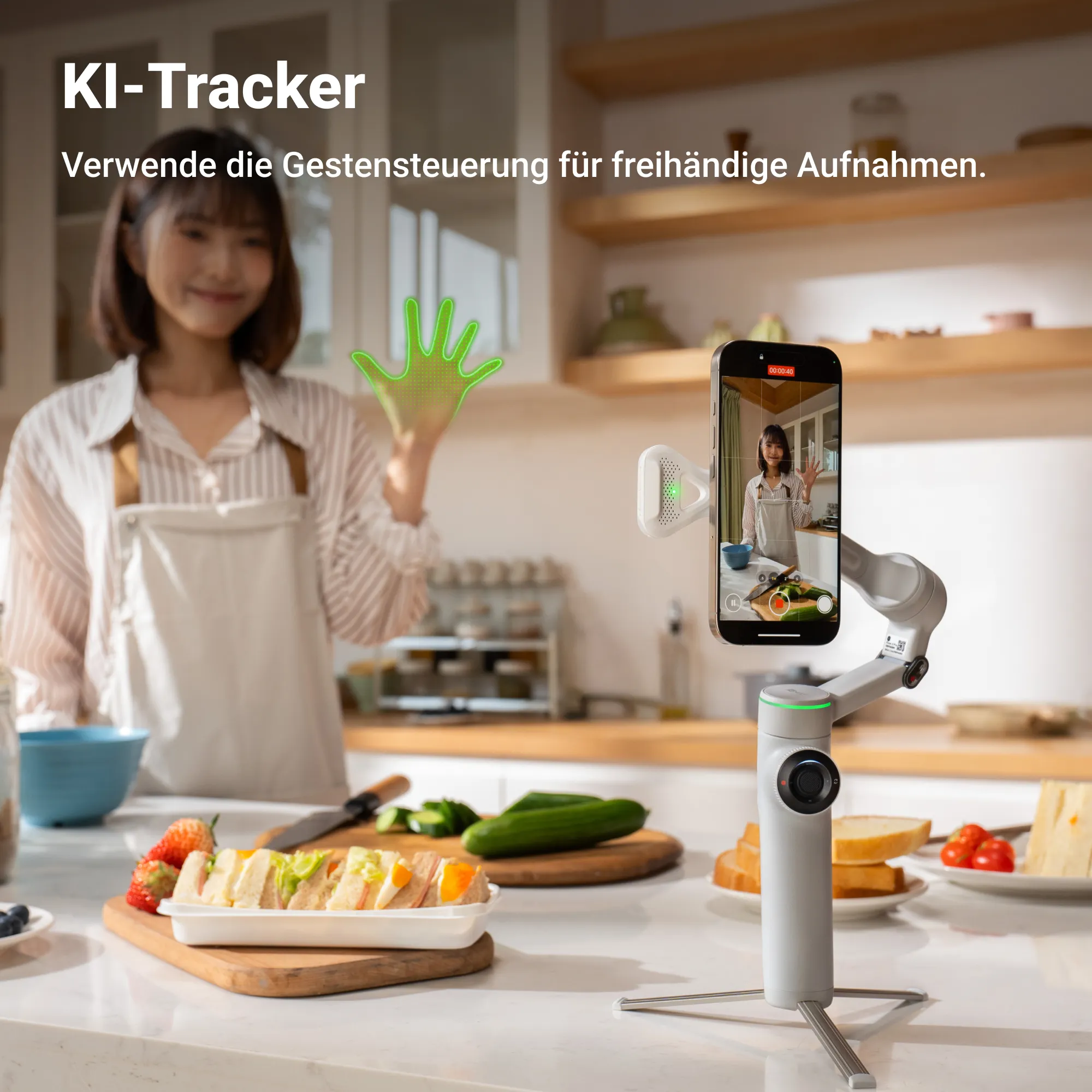 Frau in der Küche gestikuliert in der Nähe eines Telefons auf einem Stativ. Essen und Zutaten sind auf der Theke.