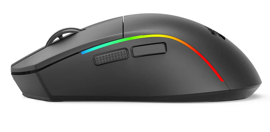 Czarna mysz do gier z podświetleniem RGB z boku. Posiada przyciski i kółko przewijania na białym tle.