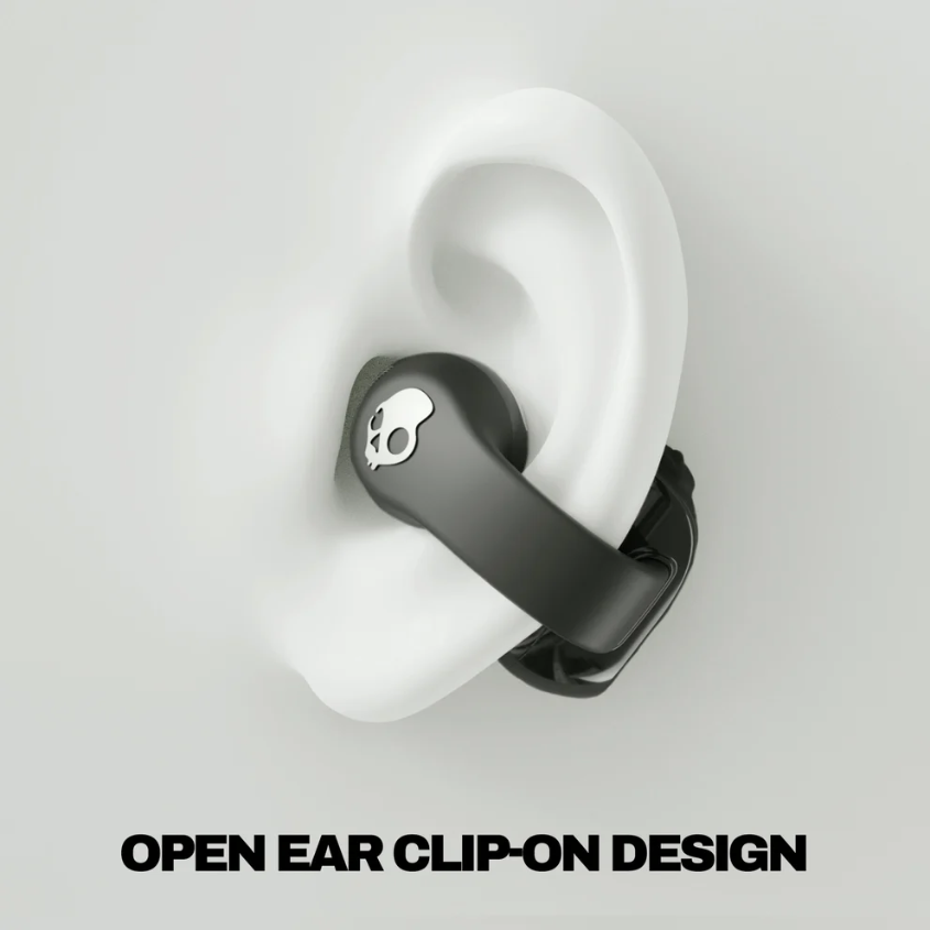 Ein schwarzer Ohrhörer mit Totenkopf-Logo ist an einem weißen Ohr befestigt. Unten steht 'OPEN EAR CLIP-ON DESIGN'.