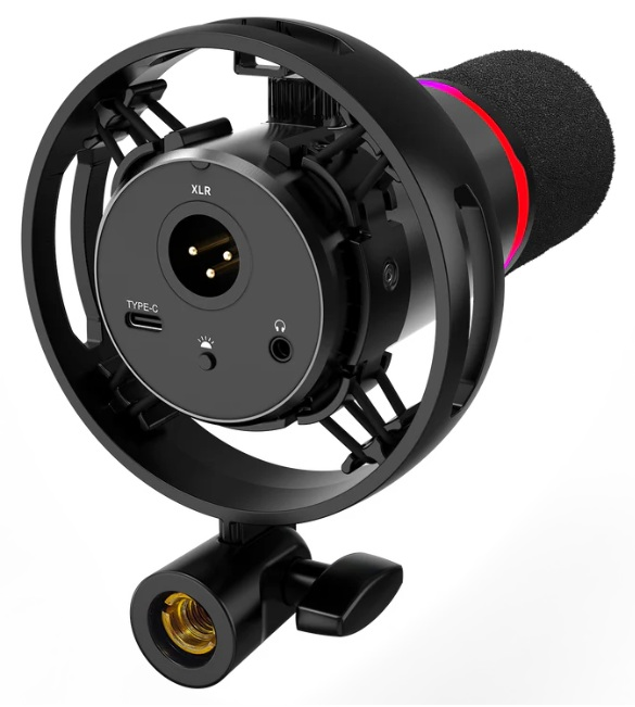 Czarny mikrofon z piankową osłoną i metalową ramą. Posiada porty XLR, Type-C i słuchawkowe. Jest zamontowany na czarnym stojaku.