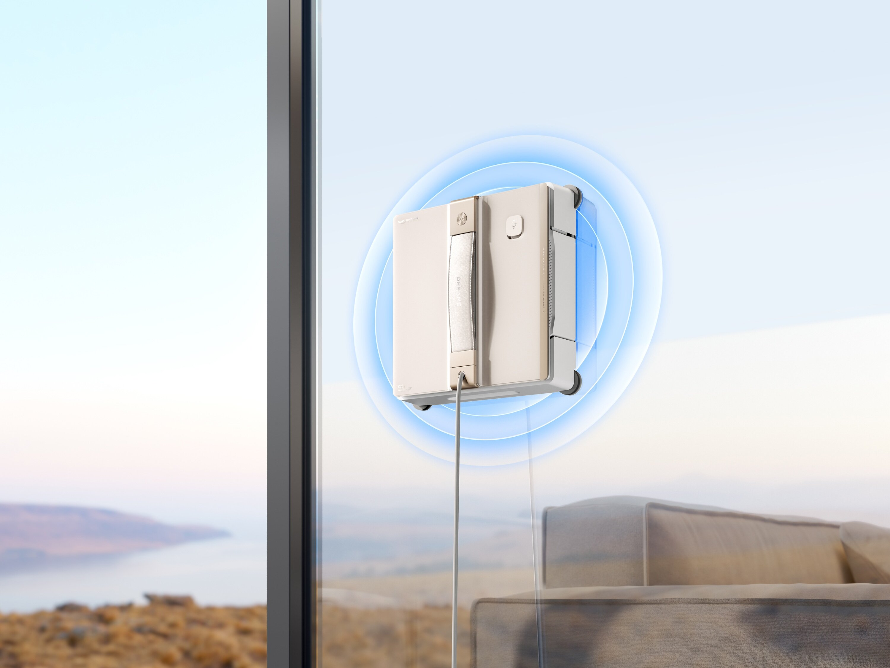 Biały robot do czyszczenia okien jest przymocowany do okna. W tle widoczna jest sofa.