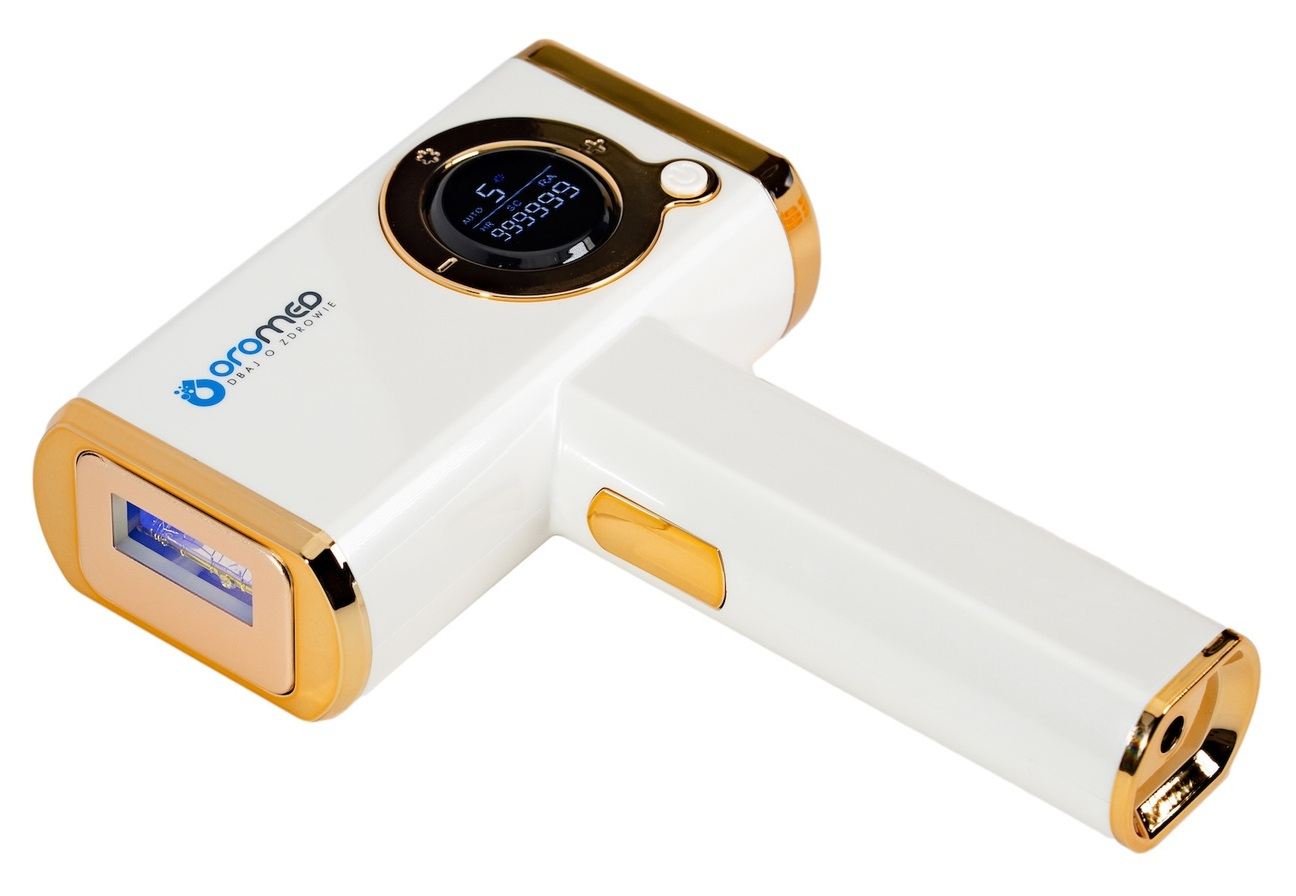 Biało-złote urządzenie do usuwania włosów. Posiada cyfrowy wyświetlacz i głowicę aplikatora. Marka to 'Aromeo'.