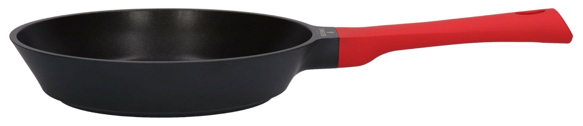 Czarna patelnia z czerwonym uchwytem. Uchwyt ma otwór na końcu. Patelnia jest na białym tle.