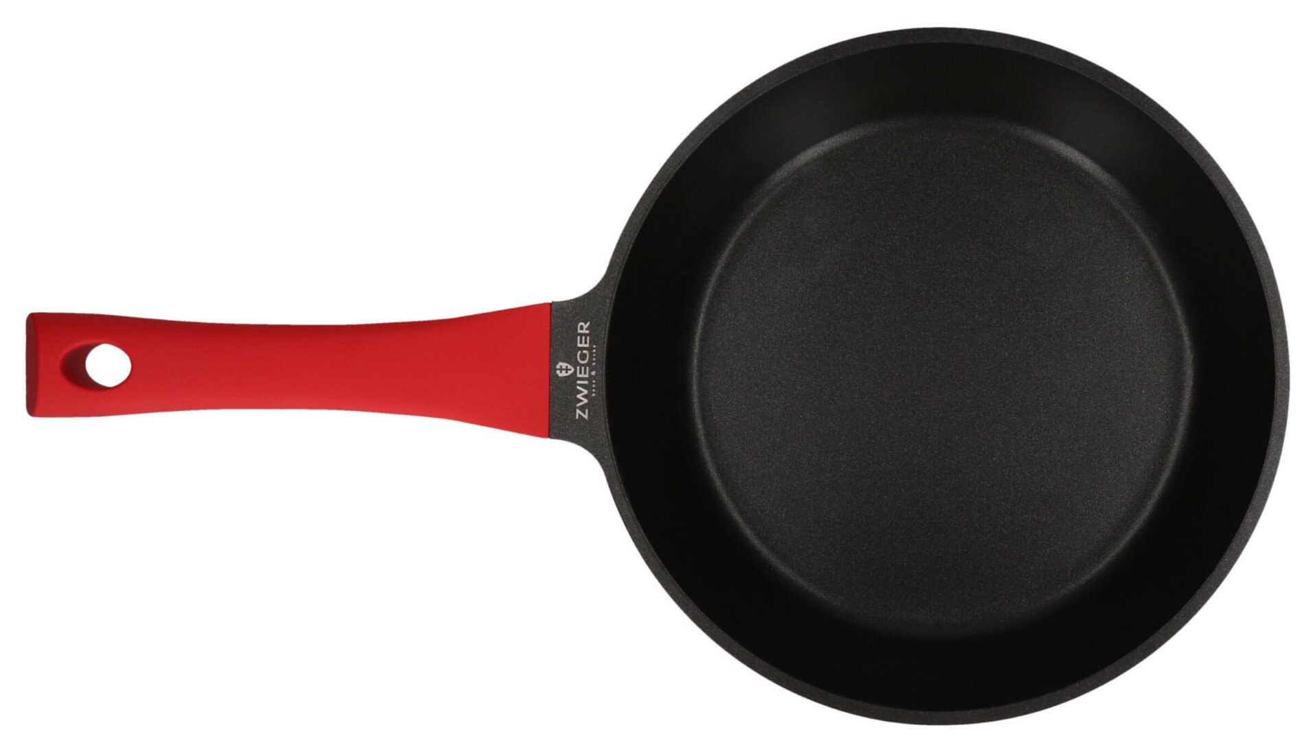 Czarna patelnia z czerwonym uchwytem. Uchwyt ma otwór. Patelnia ma nazwę marki.