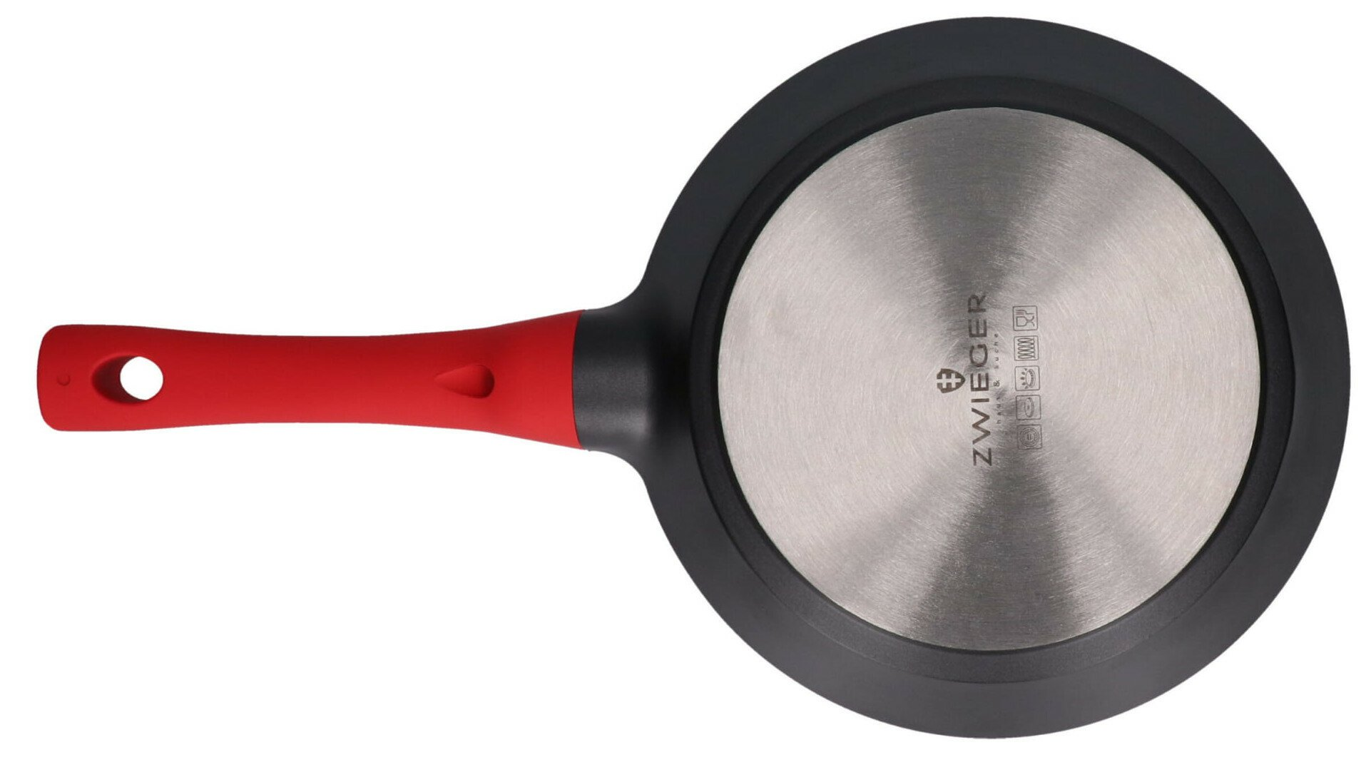 Patelnia, czarna obręcz i srebrna podstawa, z czerwonym uchwytem. Widoczne dno patelni, uchwyt po lewej.