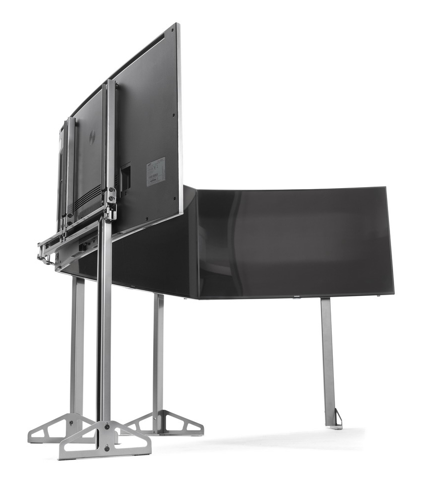 Trzy duże, czarne ekrany zamontowane na srebrnym stojaku. Stojak ma nowoczesny design z solidnymi nogami.