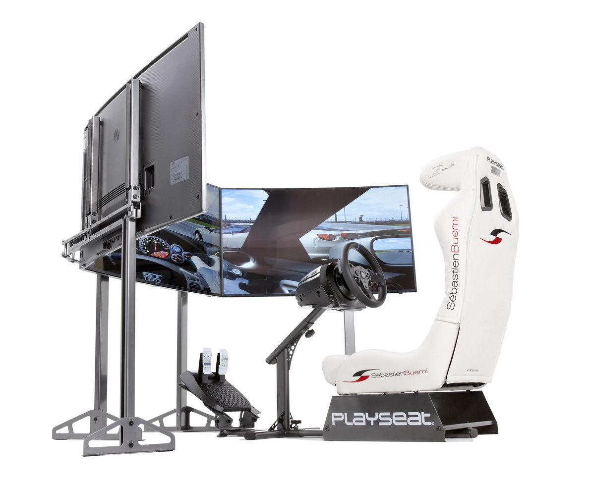 Konfiguracja symulatora wyścigów z ekranami, kierownicą, pedałami i białym fotelem z napisem 'Sébastien Buemi'.