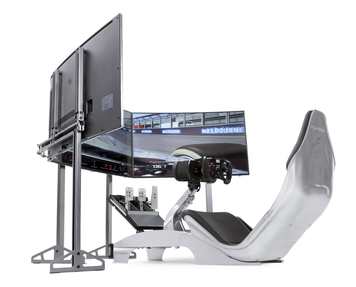 Konfiguracja symulatora wyścigów z ekranami, siedzeniem, kierownicą i pedałami na białym tle. Pokazuje tor wyścigowy.