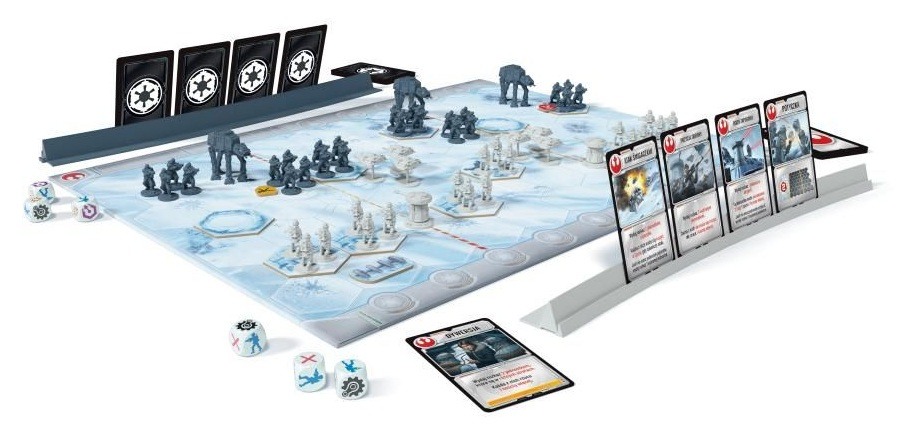 Gra planszowa Star Wars. Szare AT-AT i figurki na sześciokątnej planszy o tematyce lodowej. Obecne są również karty i kości.