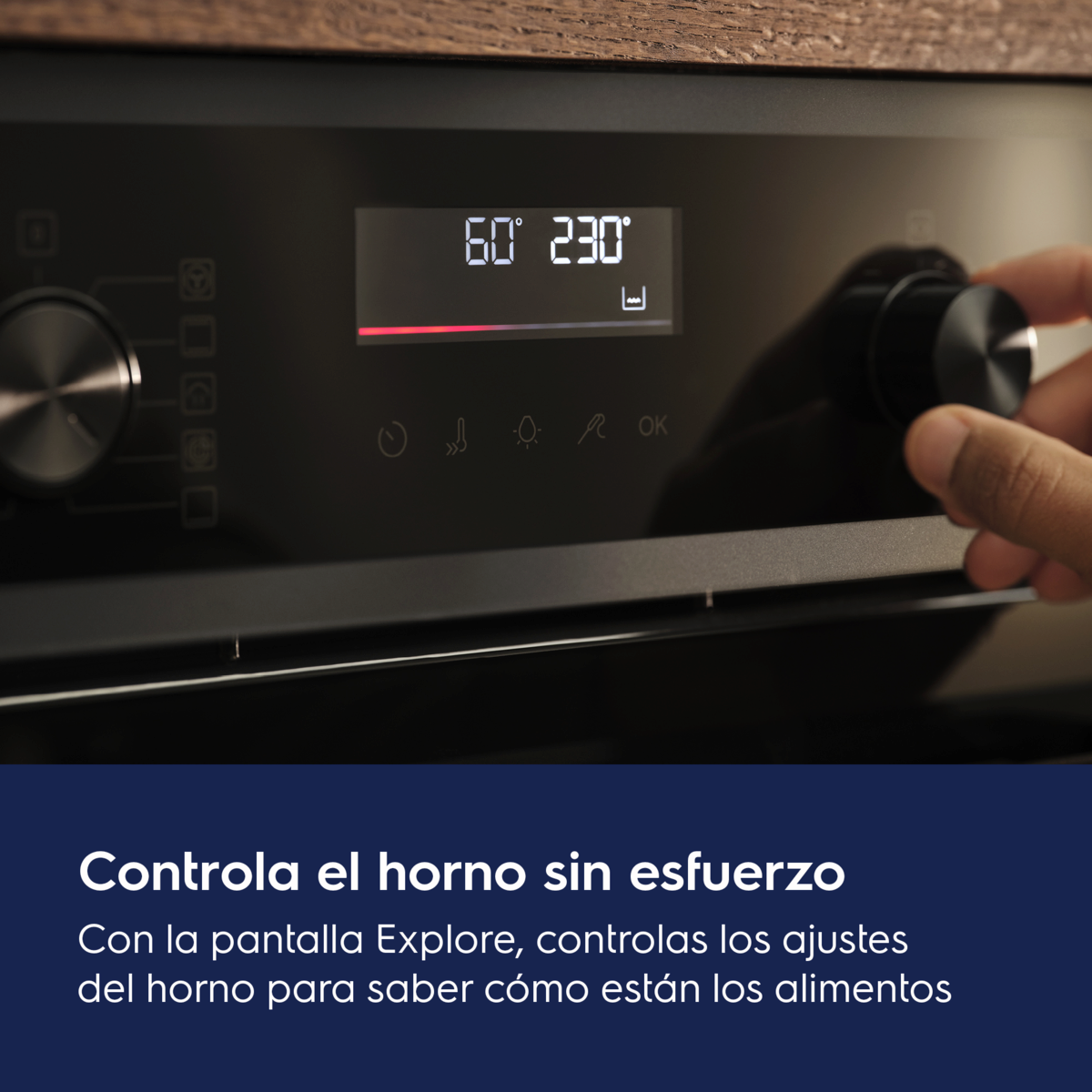 Una mano gira la perilla del horno. La pantalla del horno muestra 60° y 230°. Se ven iconos de funciones del horno.