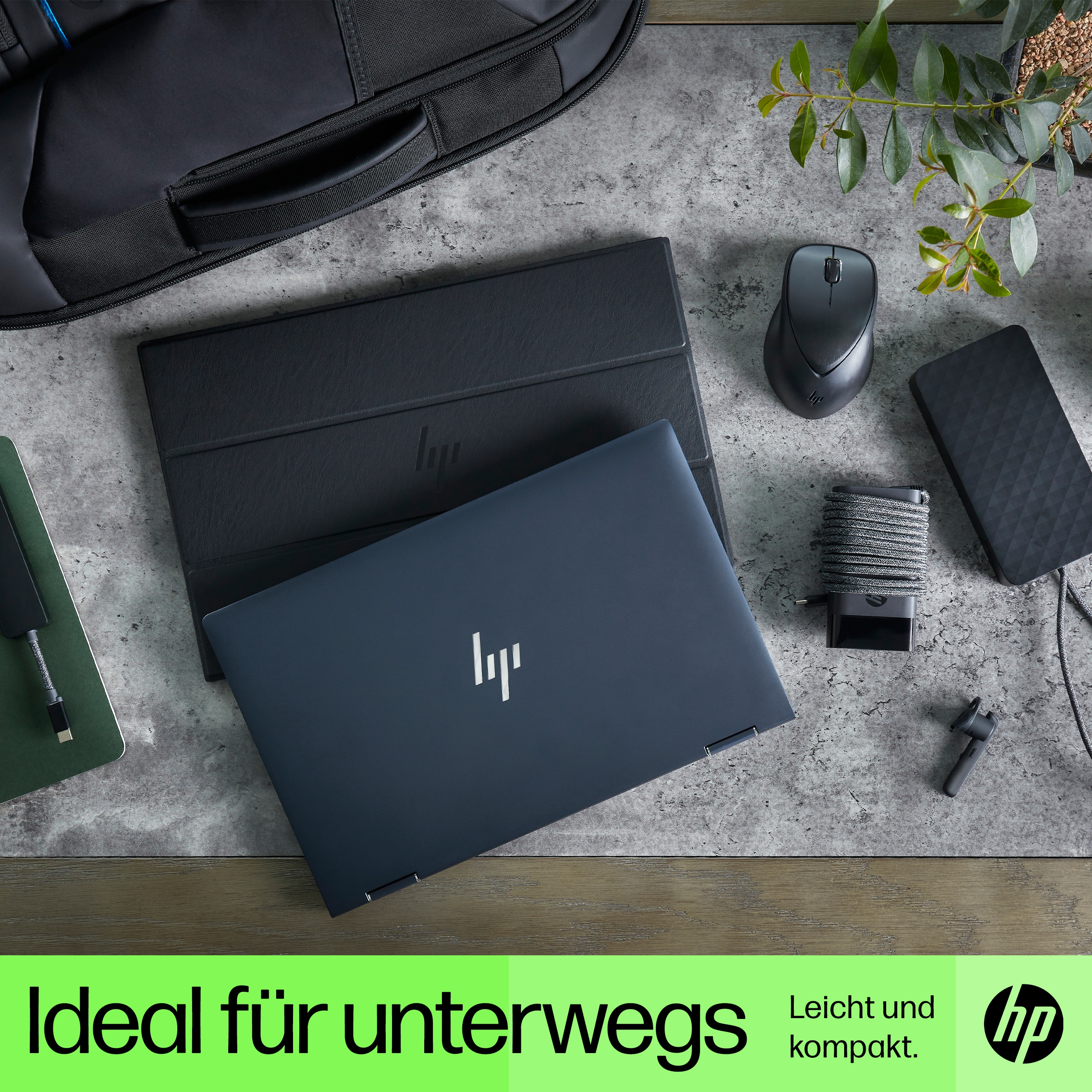 Ein Laptop, eine Maus und anderes Zubehör liegen auf einem Tisch. Die Szene enthält das HP-Logo und den Text 'Ideal für unterwegs'.