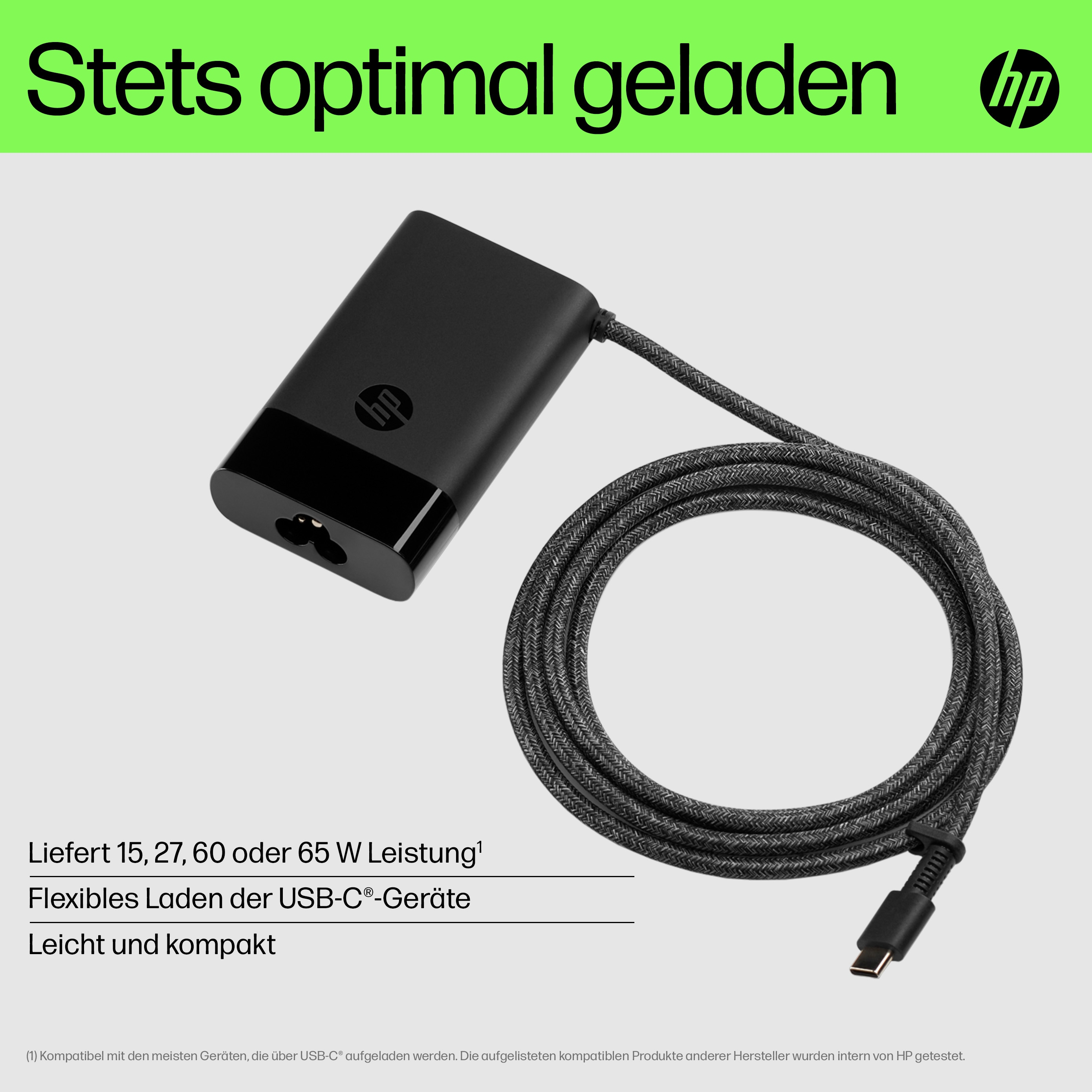 Schwarzes HP-Ladegerät mit grauem geflochtenem Kabel. Das Ladegerät befindet sich auf grauem Hintergrund.