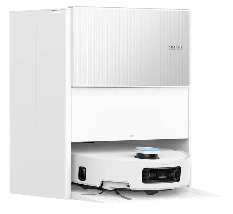 Biały robot odkurzający znajduje się w stacji ładującej. Stacja jest również biała i ma na sobie markę "DREAME".