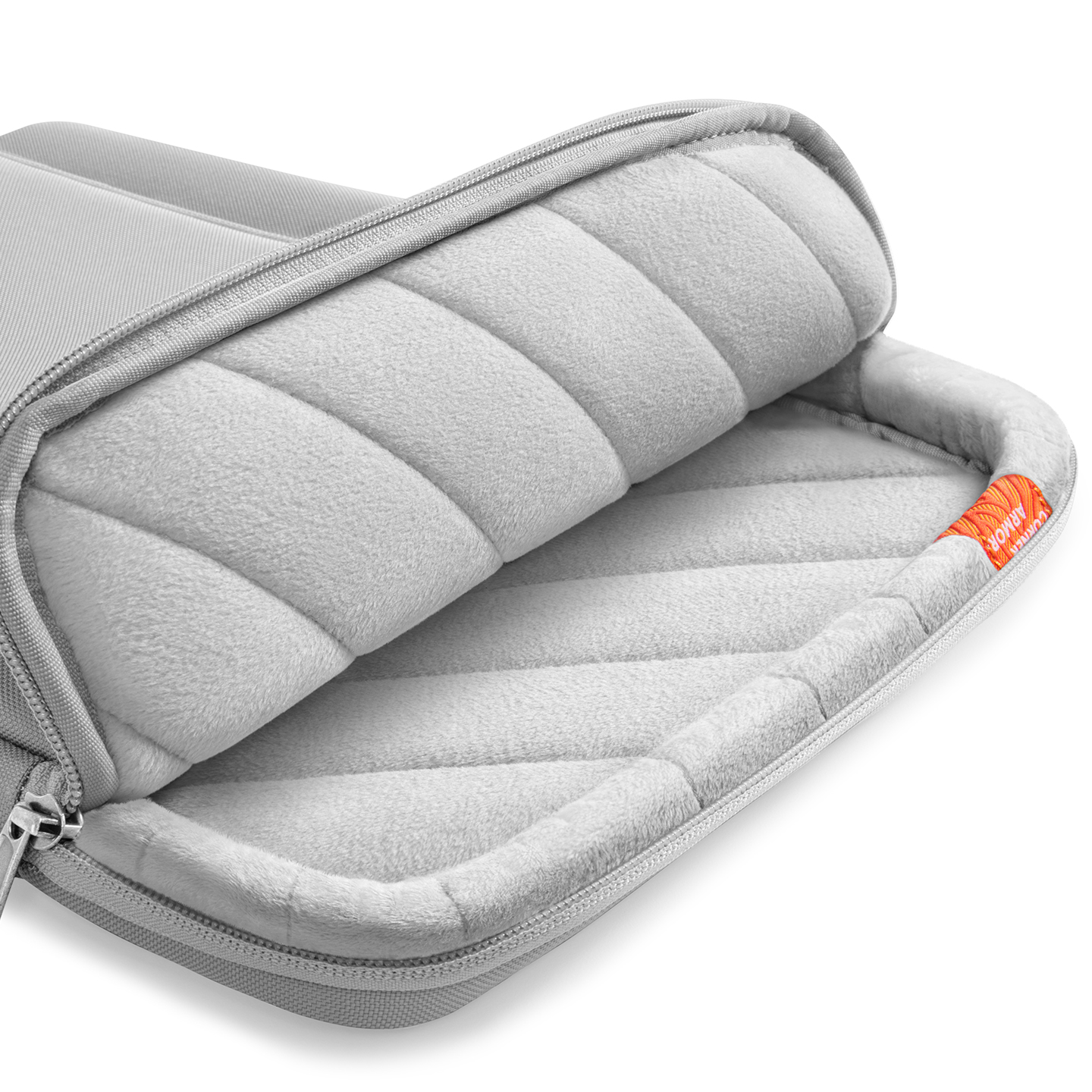 Açık gri dizüstü bilgisayar kılıfı. İç kısmı peluş, kapitone. Kenarında fermuar detayı. İç kısımda turuncu logo.