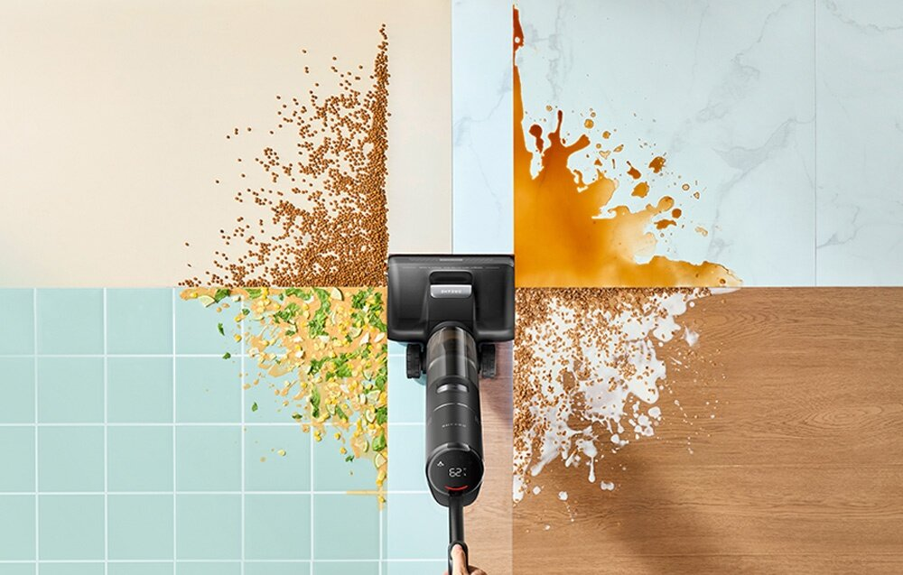 Czarny odkurzacz czyści cztery różne powierzchnie z rozlanymi substancjami: ziarnami, płynem, jedzeniem i białą pianą.