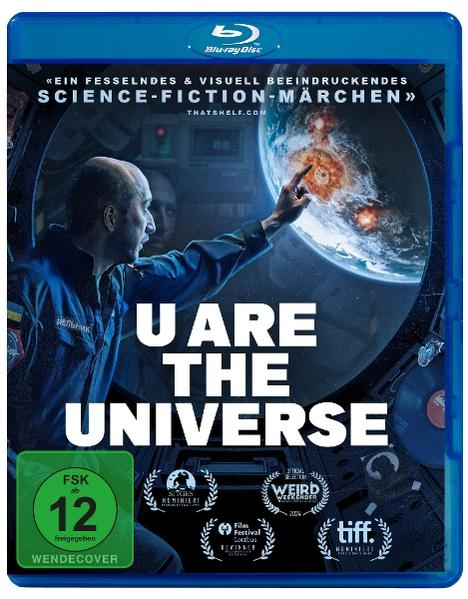 Blu-ray-Cover. Ein Mann zeigt auf einen Planeten im Weltraum. Titel: U ARE THE UNIVERSE. Auszeichnungen und Altersfreigabe unten.