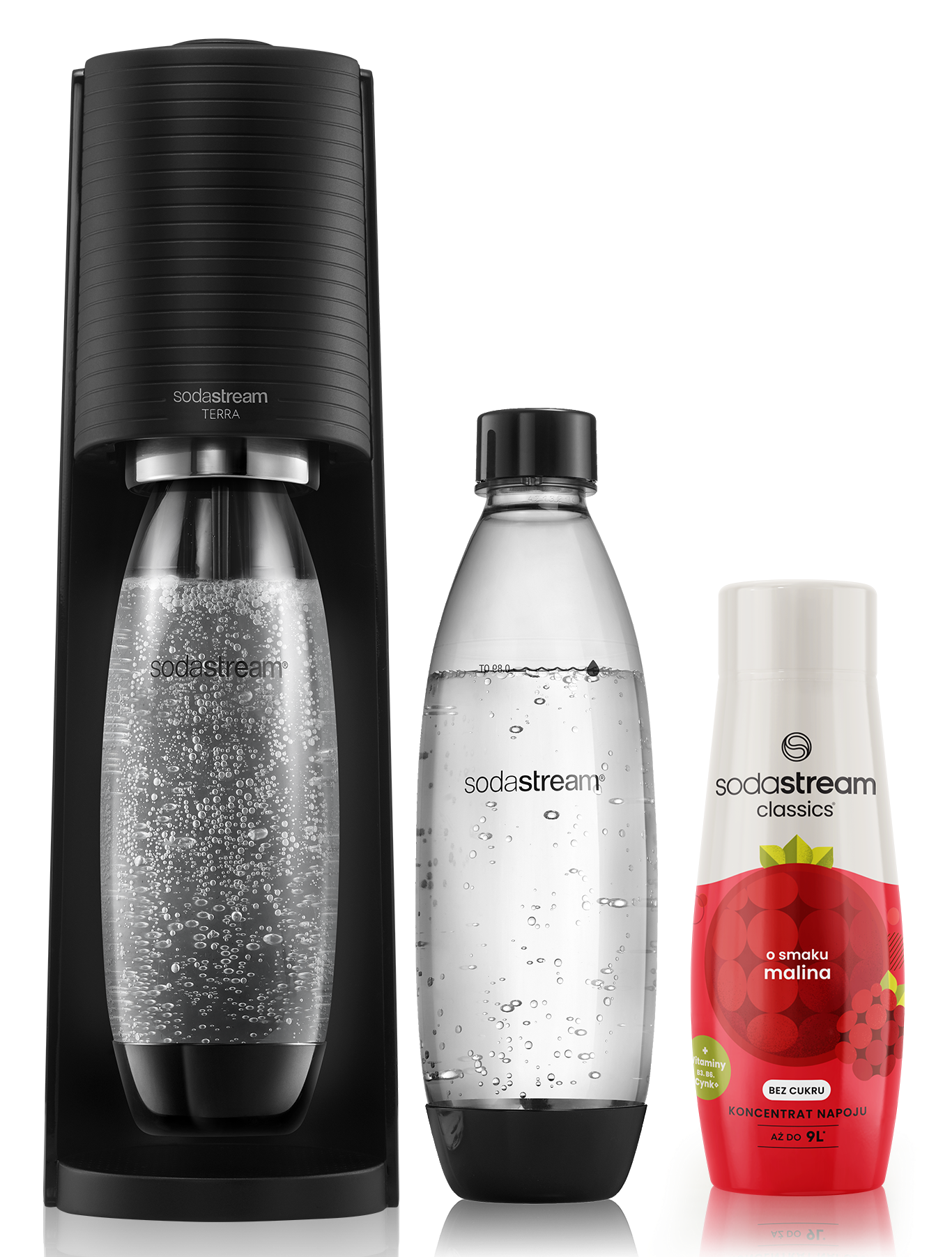 Maszyna Sodastream, butelka wody i butelka koncentratu malinowego. Wszystko na czarnym tle. Maszyna jest czarna.