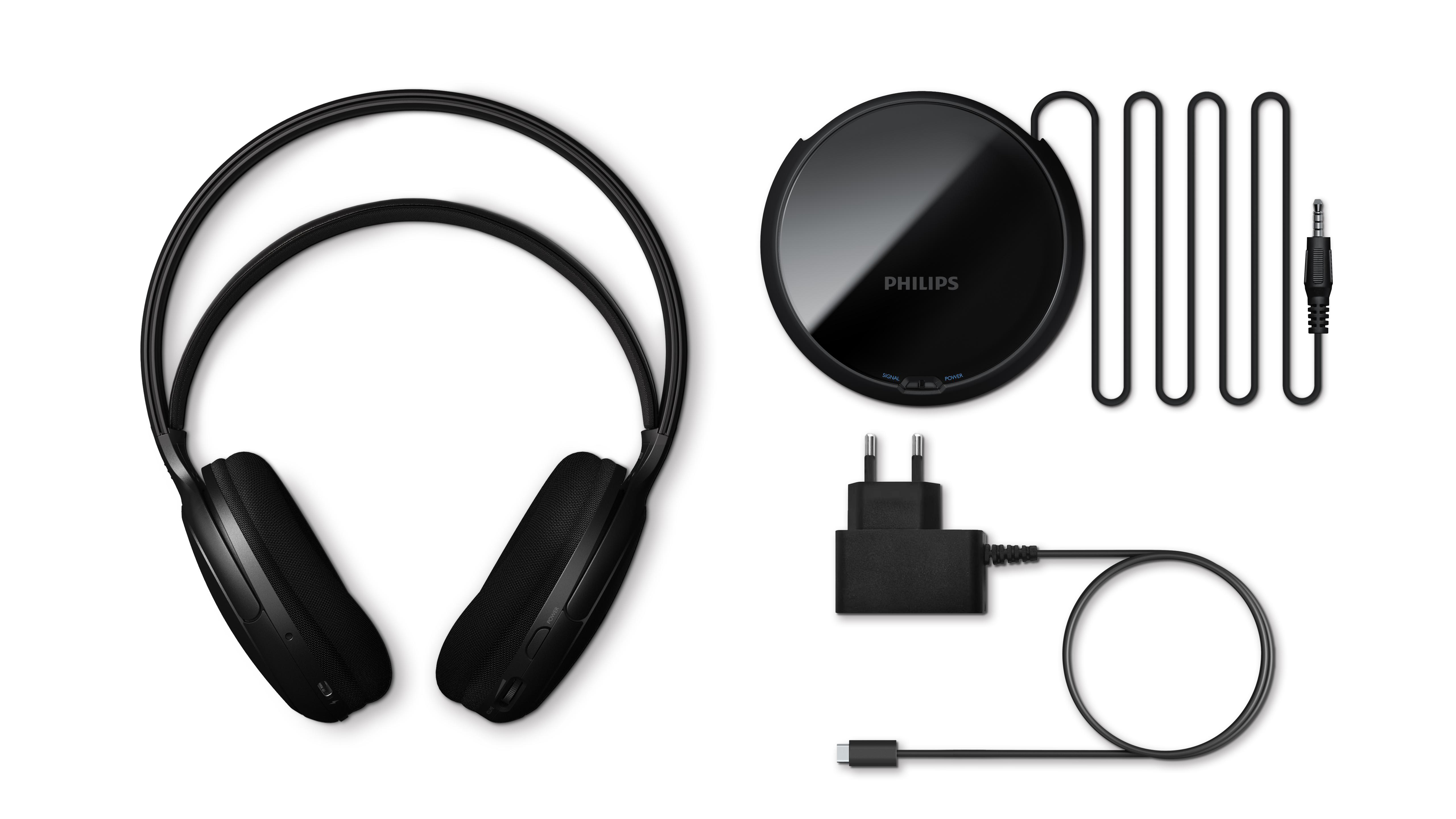 Schwarze Kopfhörer, ein Disc-Player und ein Ladegerät mit Kabeln auf weißem Untergrund. Die Kopfhörer sind links.